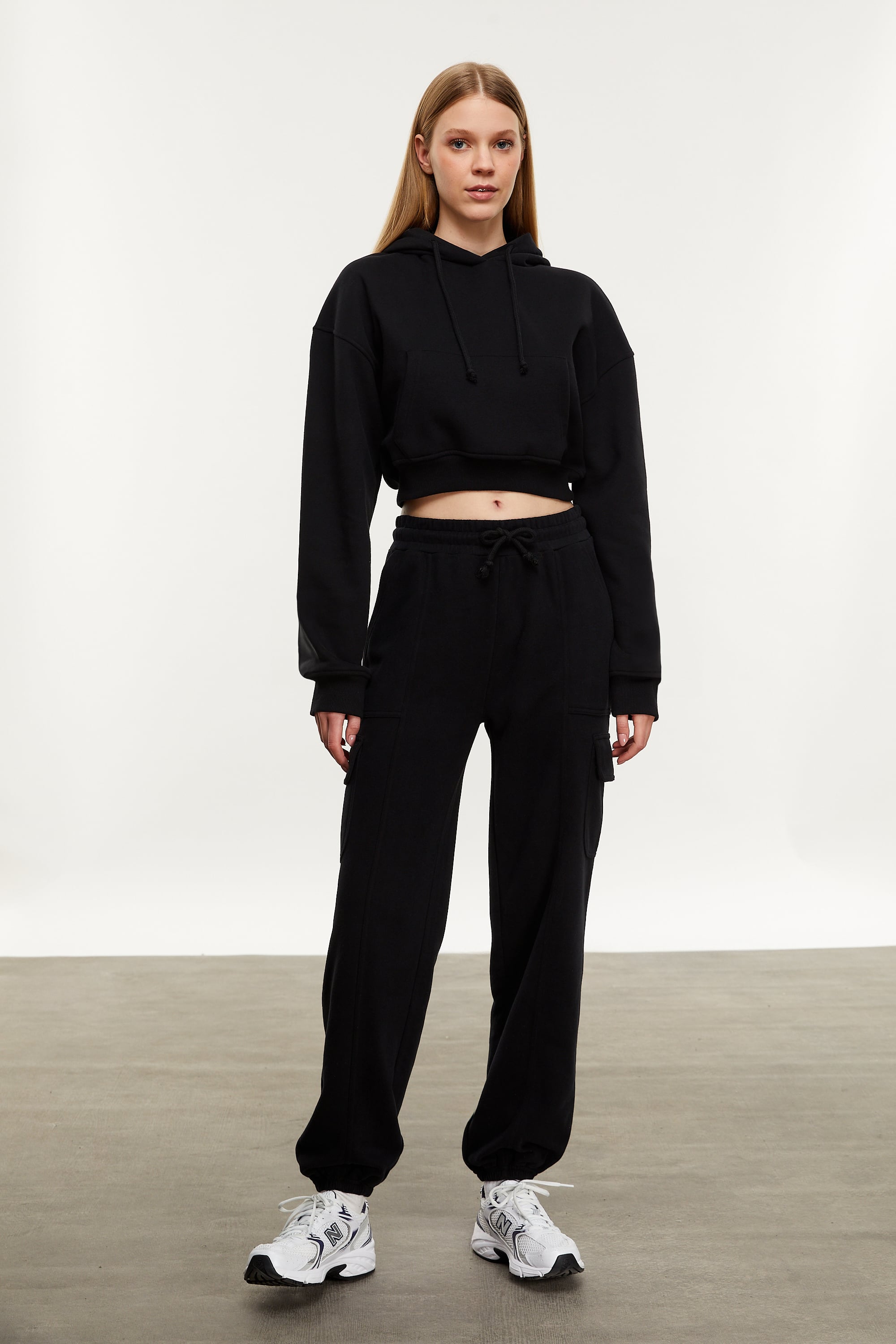 KAPÜŞONLU CROP SWEATSHIRT