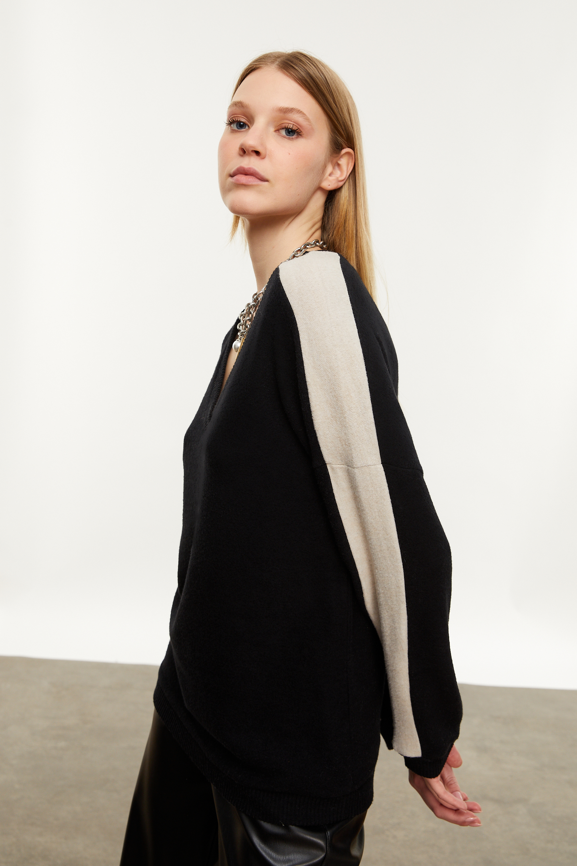 RENK BLOKLU V YAKA KAZAK