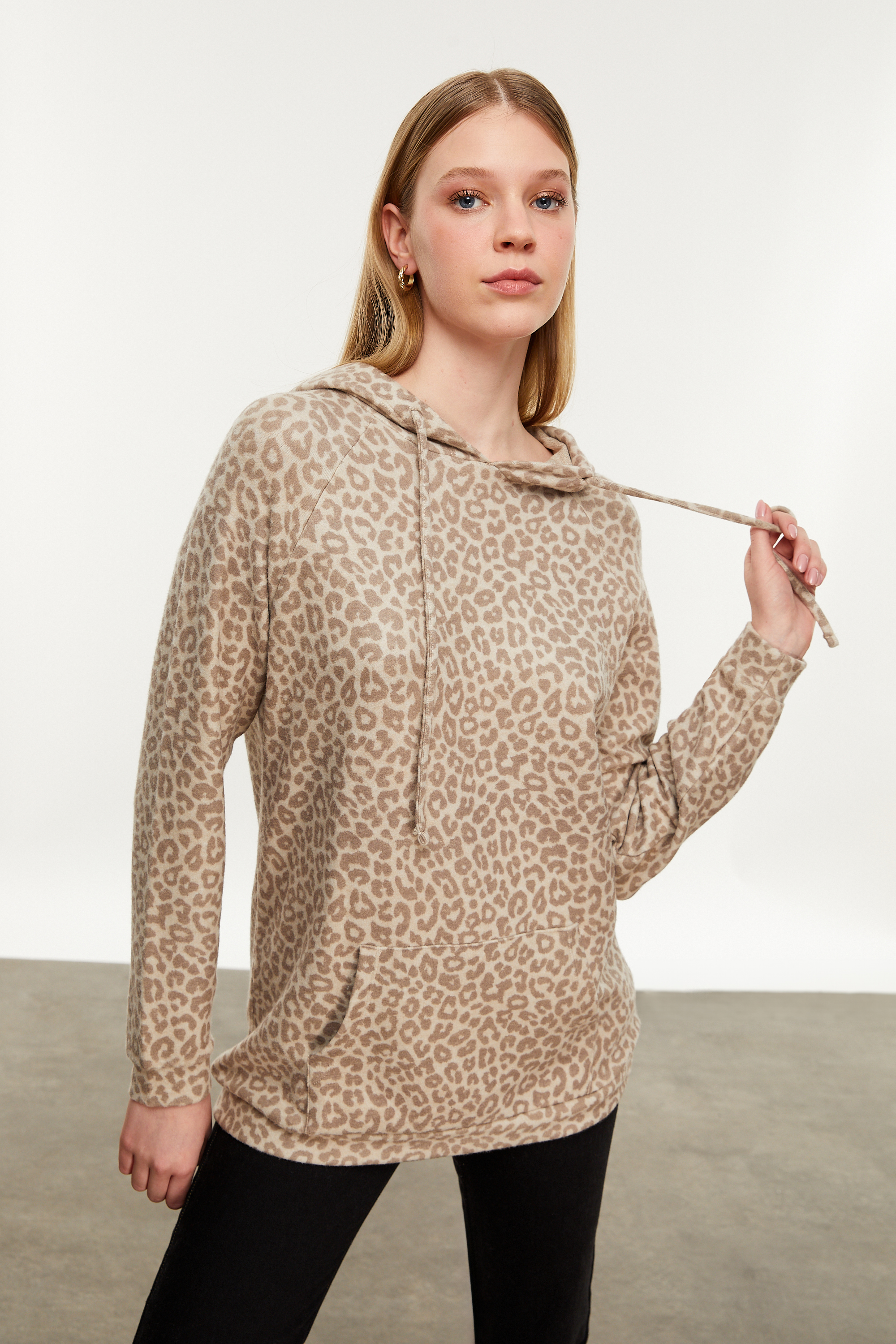 LEOPAR DESENLİ KAPÜŞONLU SWEATSHIRT