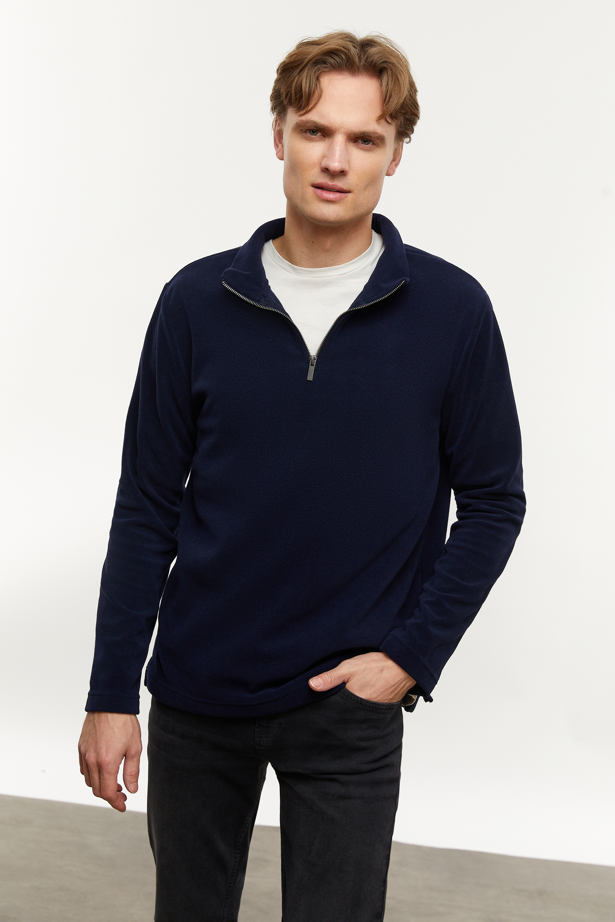 YARIM FERMUARLI DİK YAKA SWEATSHIRT