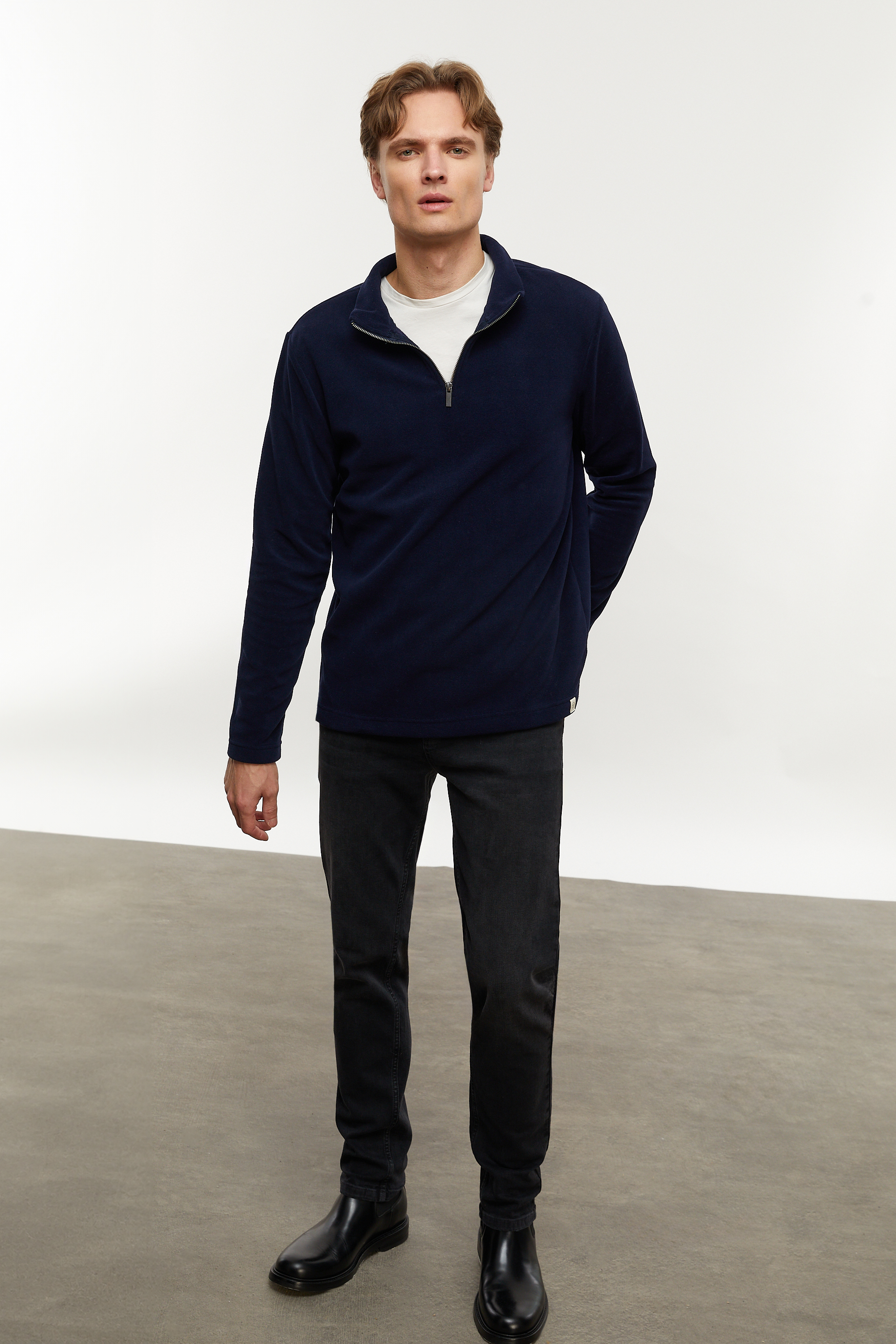 YARIM FERMUARLI DİK YAKA SWEATSHIRT