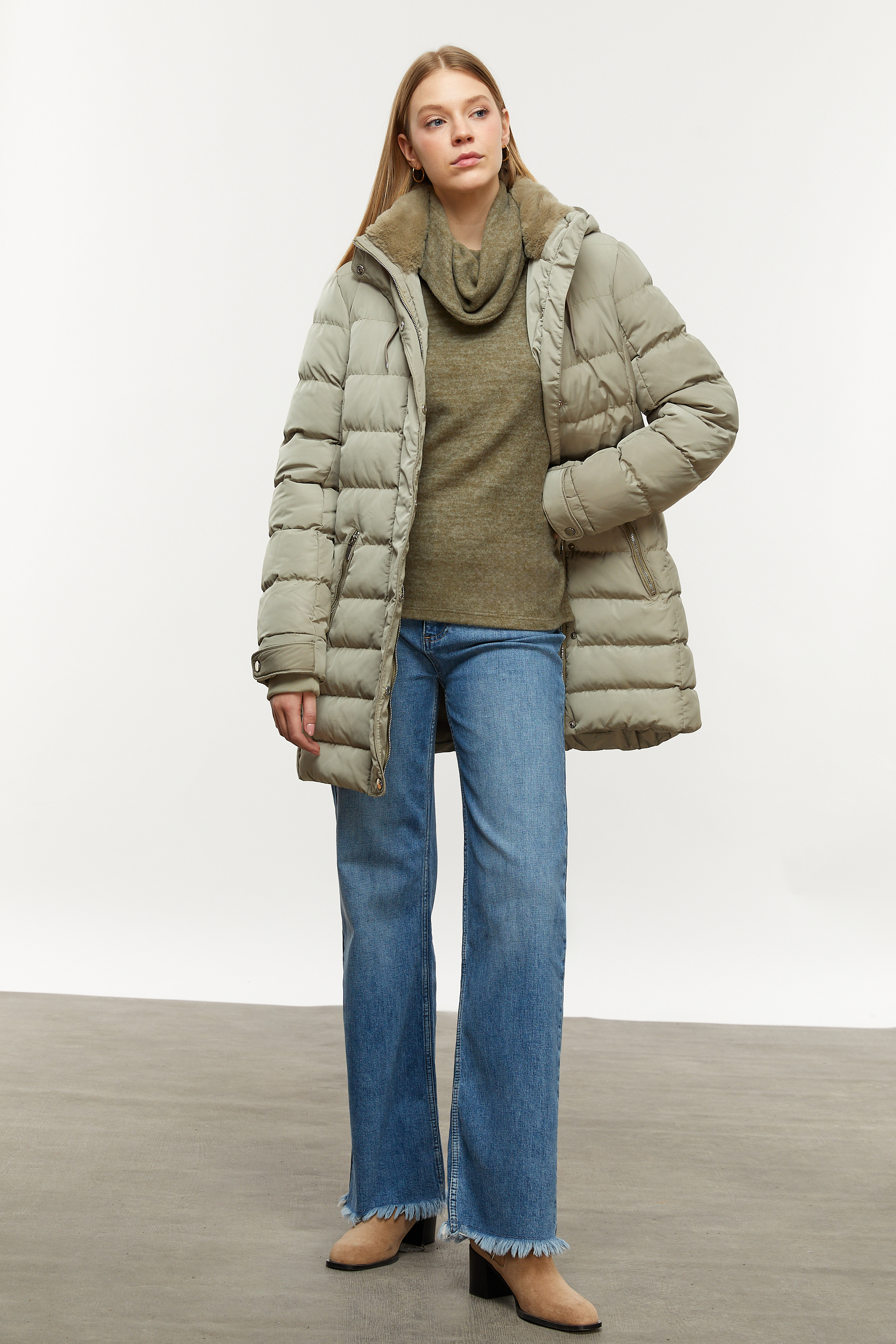 KAPÜŞONLU KAPİTONELİ ŞİŞME MONT