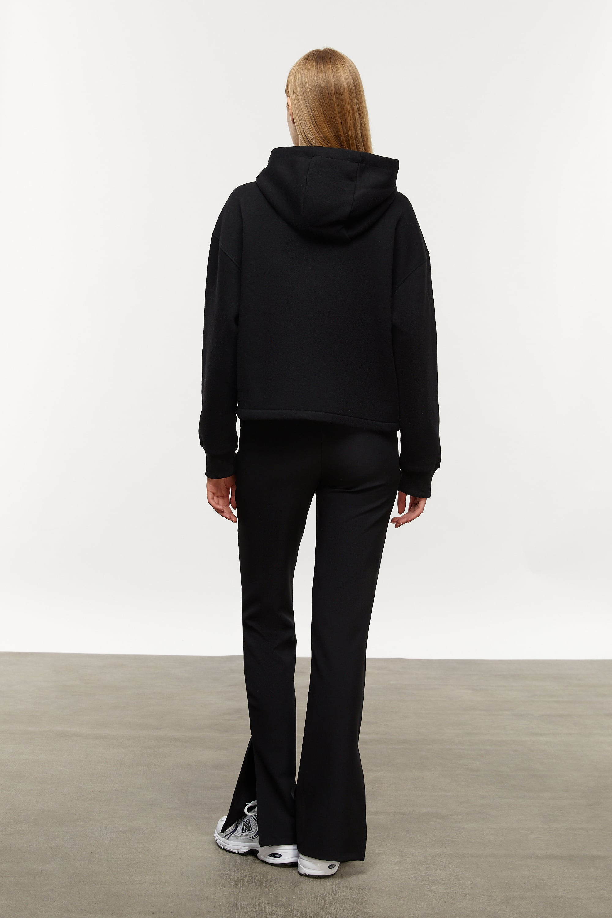 NAKIŞLI KAPÜŞONLU SWEATSHIRT