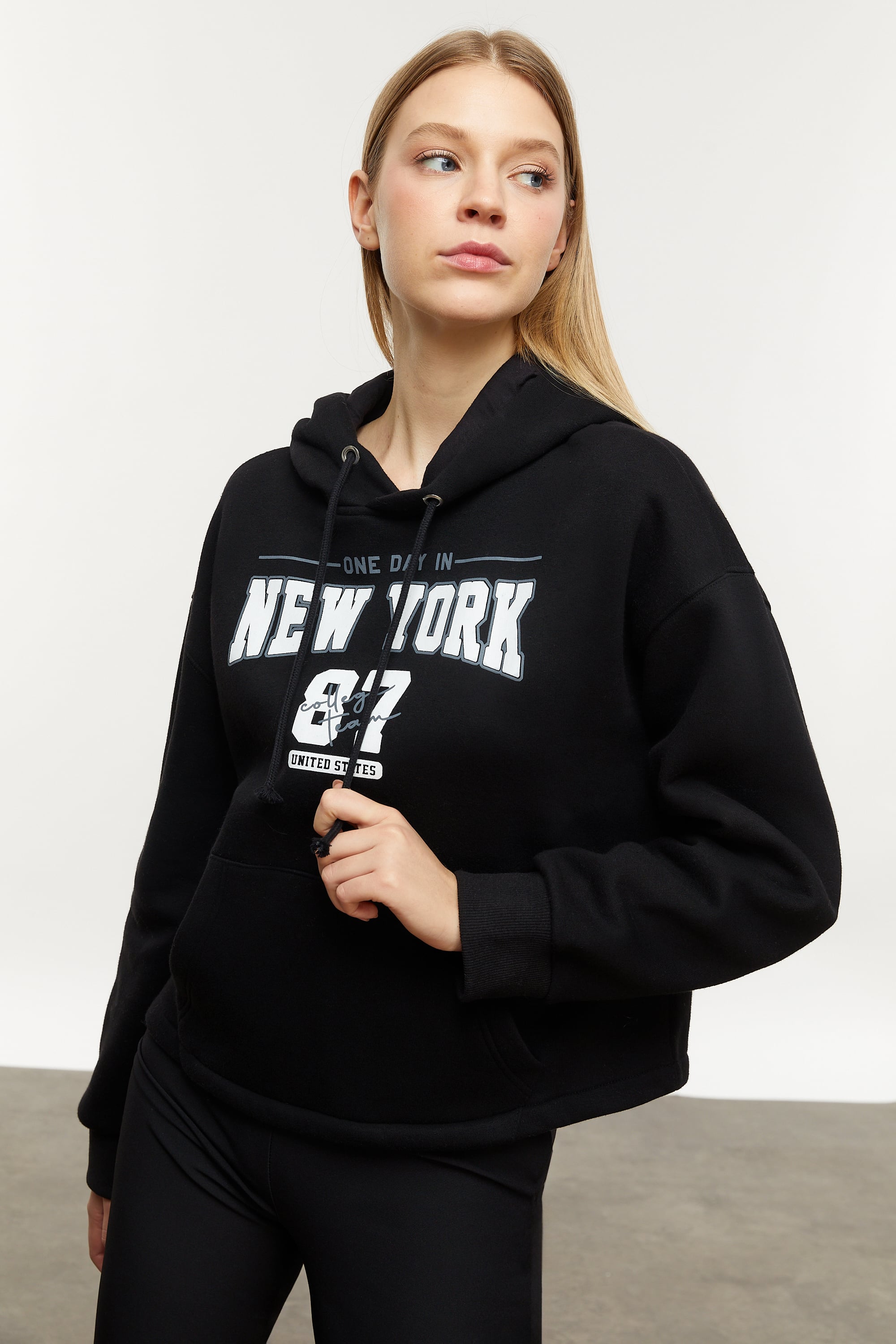 NAKIŞLI KAPÜŞONLU SWEATSHIRT