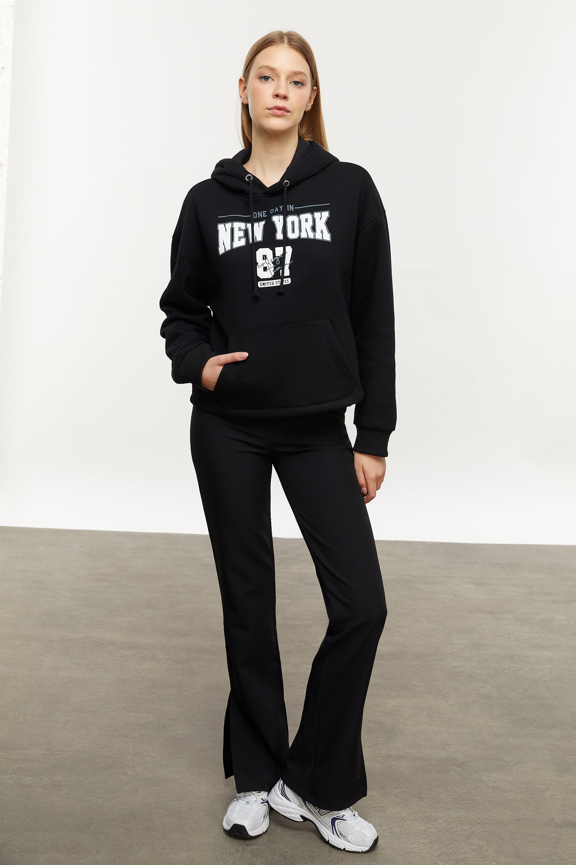 NAKIŞLI KAPÜŞONLU SWEATSHIRT