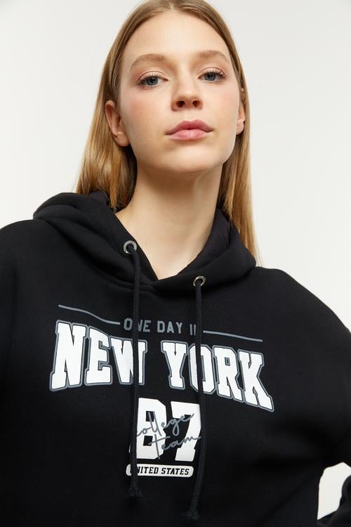  NAKIŞLI KAPÜŞONLU SWEATSHIRT