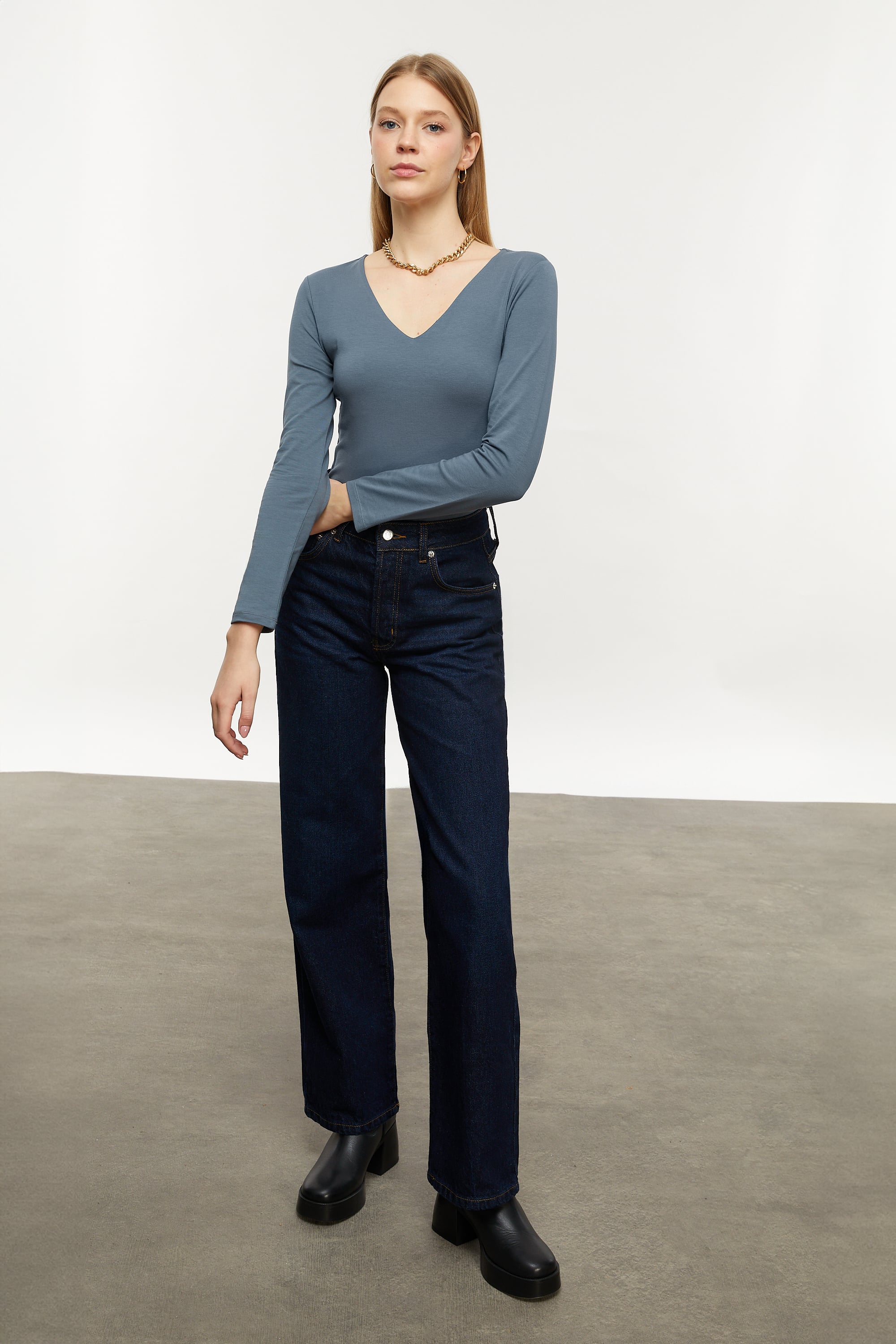 V YAKA UZUN KOLLU T-SHIRT