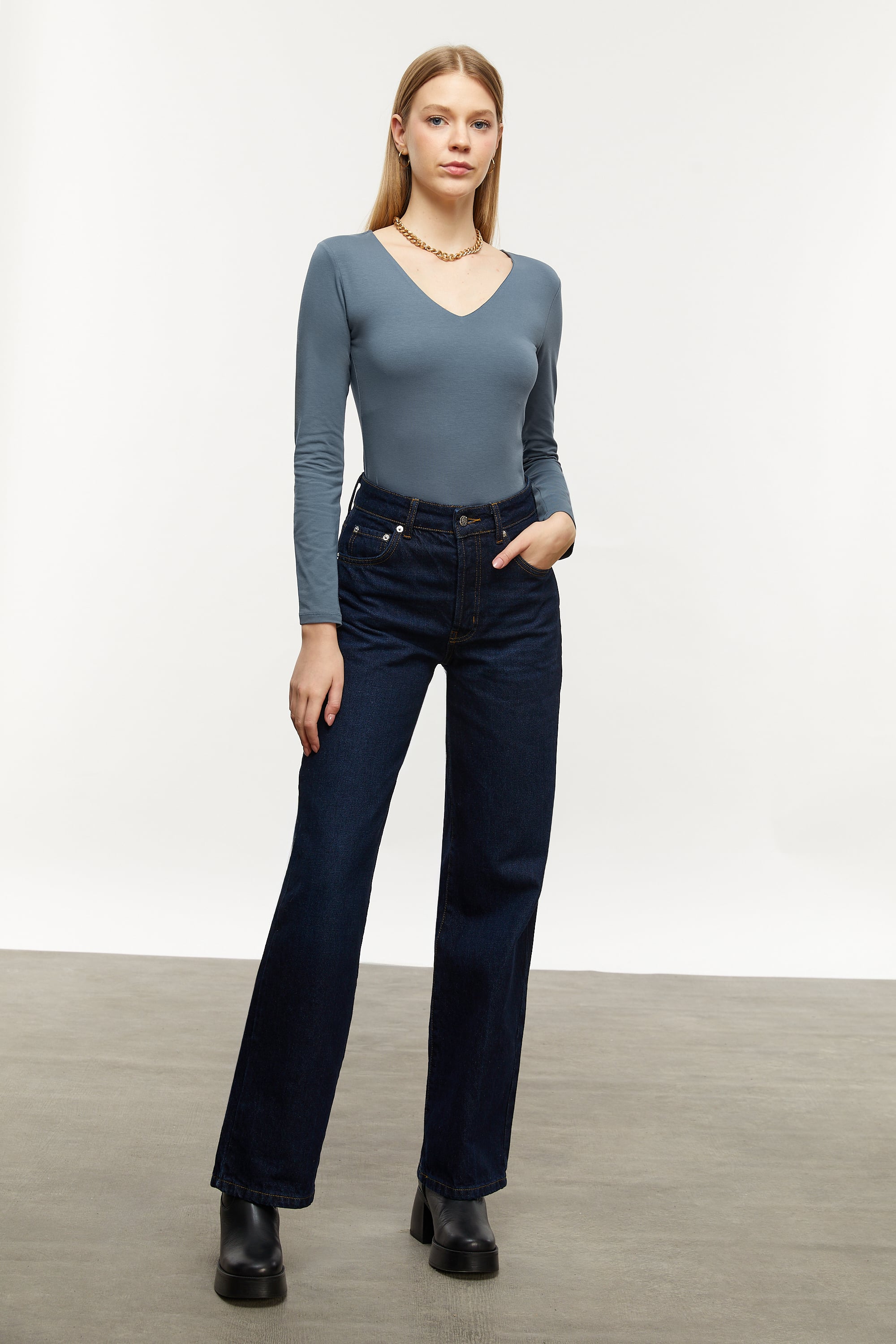 V YAKA UZUN KOLLU T-SHIRT