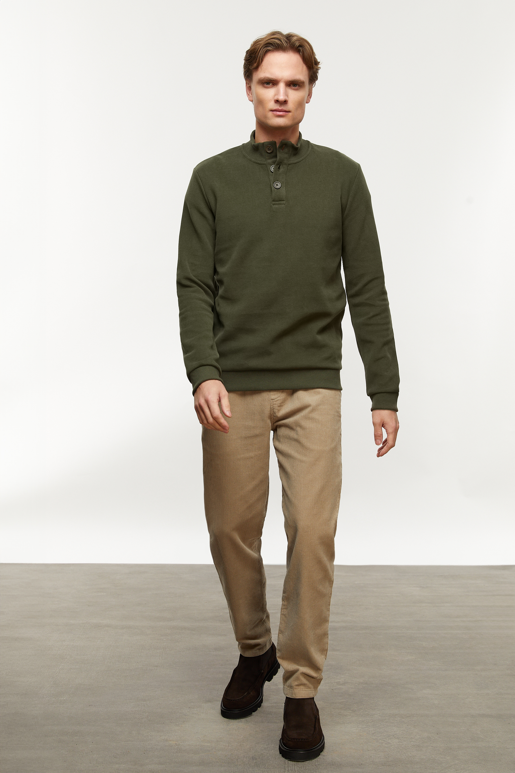 DÜĞMELİ DİK YAKA SWEATSHIRT