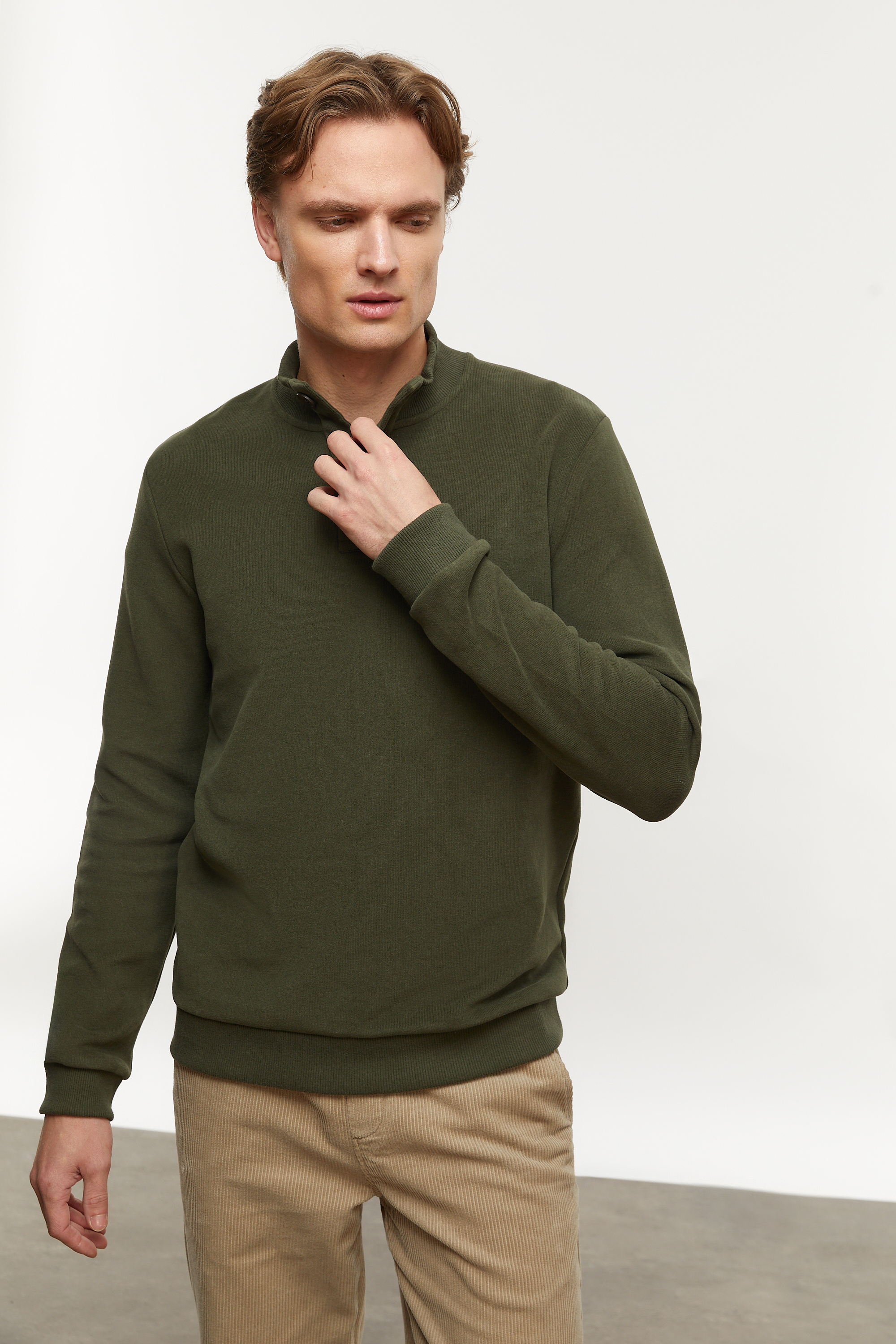 DÜĞMELİ DİK YAKA SWEATSHIRT