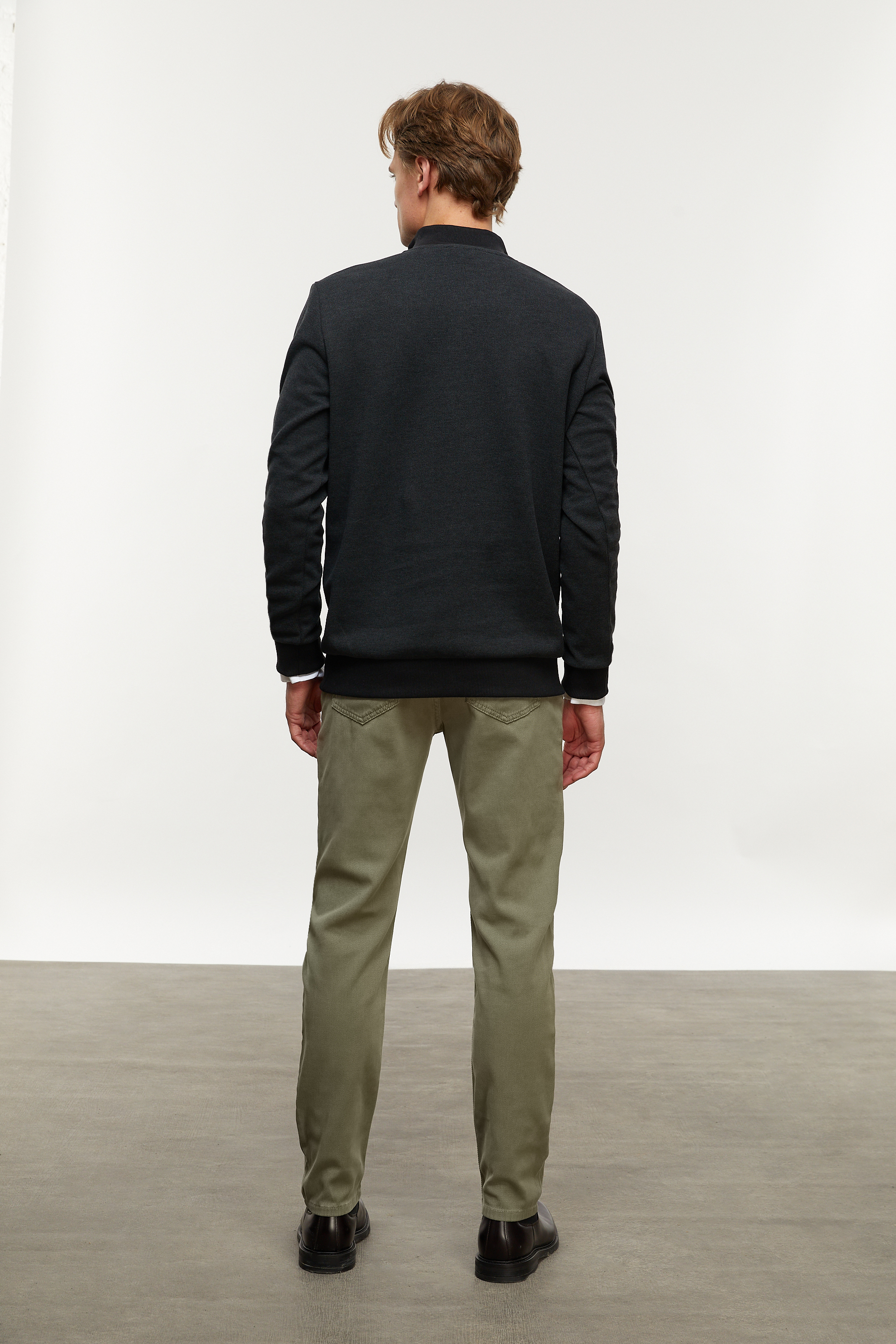 DİK YAKA SWEATSHIRT