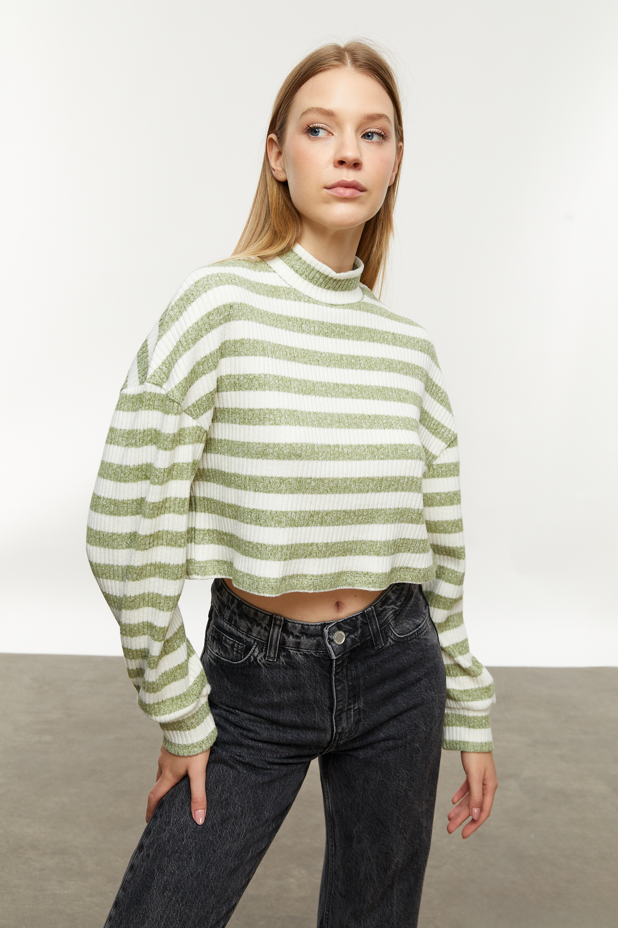 ÇİZGİLİ DİK YAKA SWEATSHIRT