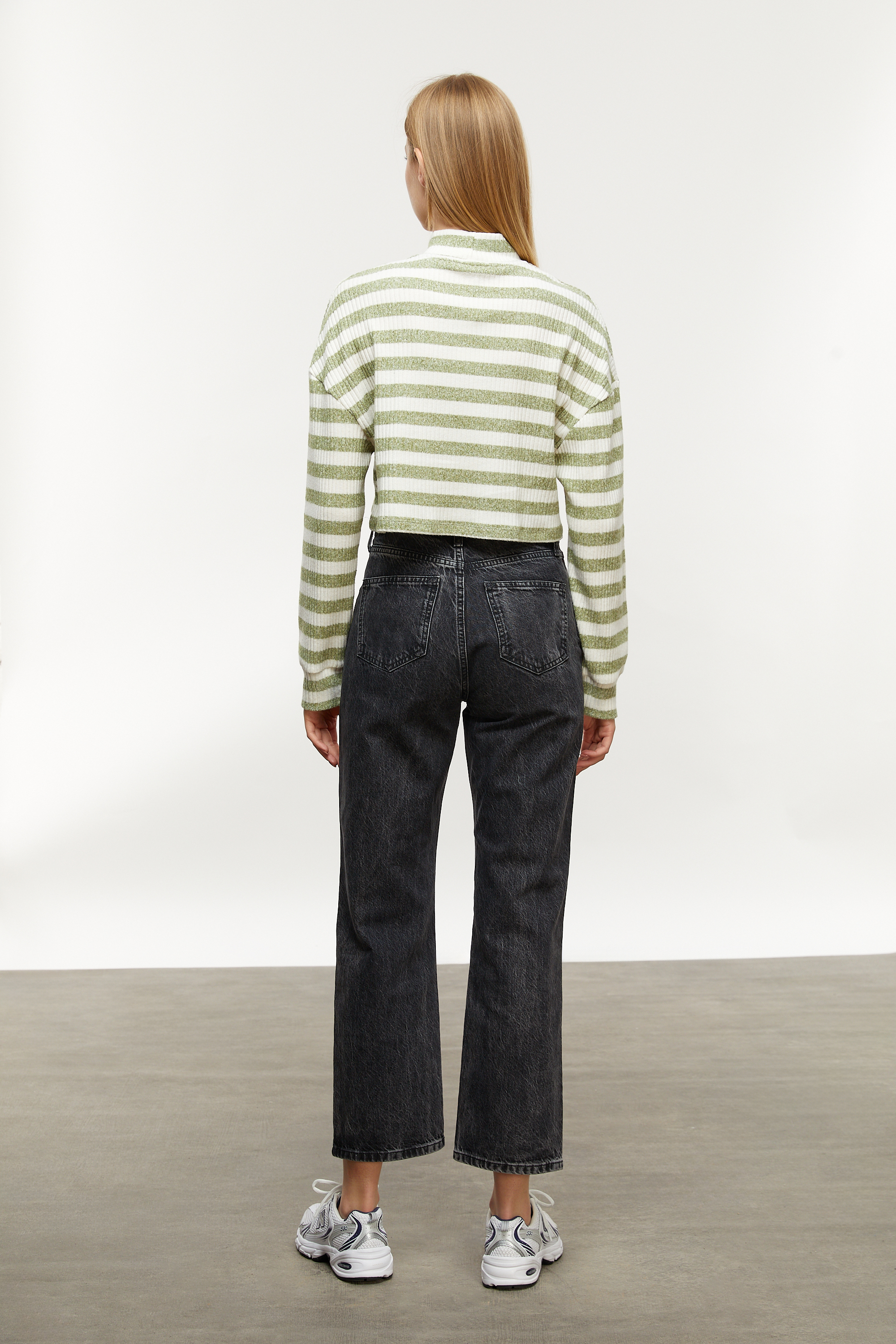 ÇİZGİLİ DİK YAKA SWEATSHIRT