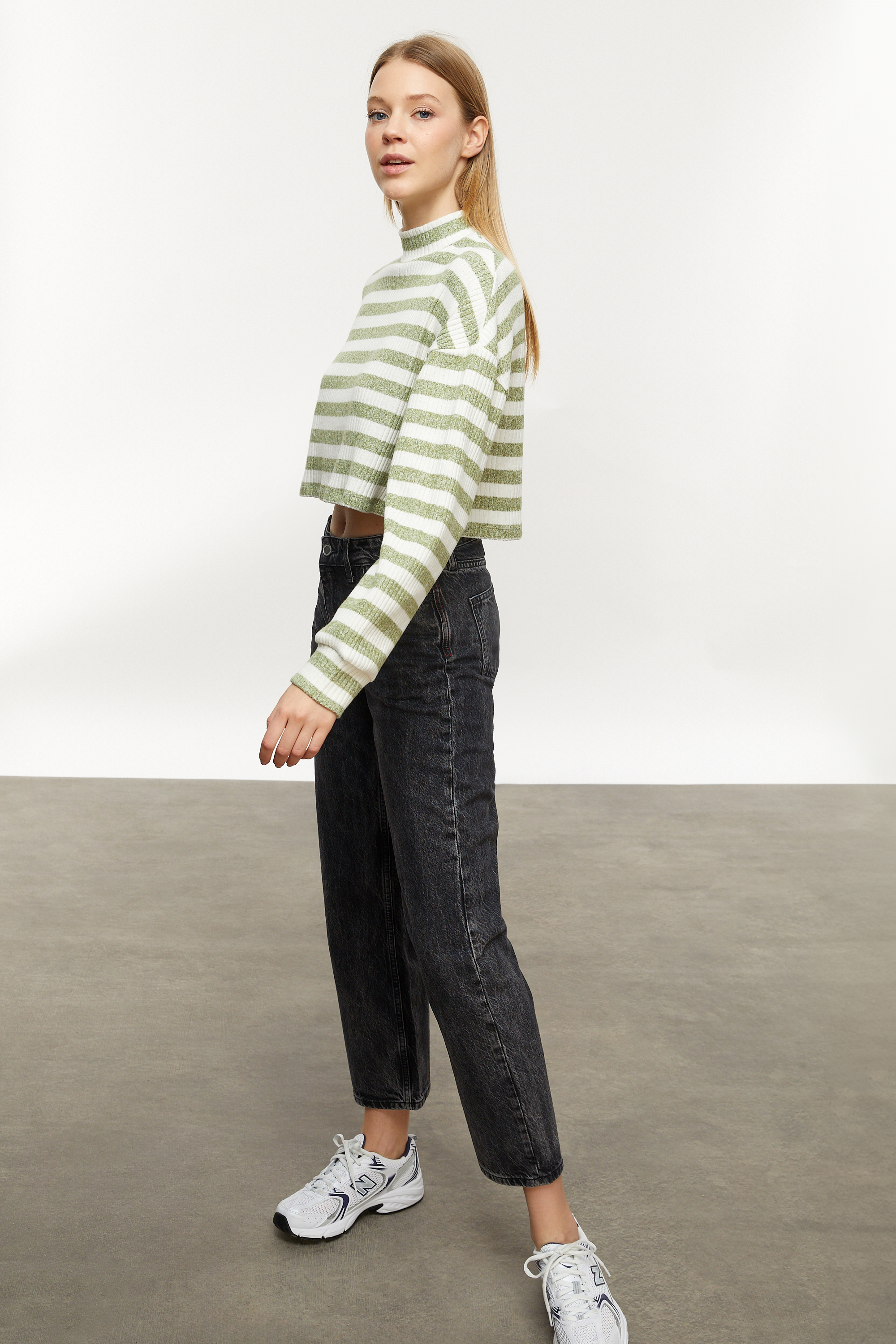 ÇİZGİLİ DİK YAKA SWEATSHIRT