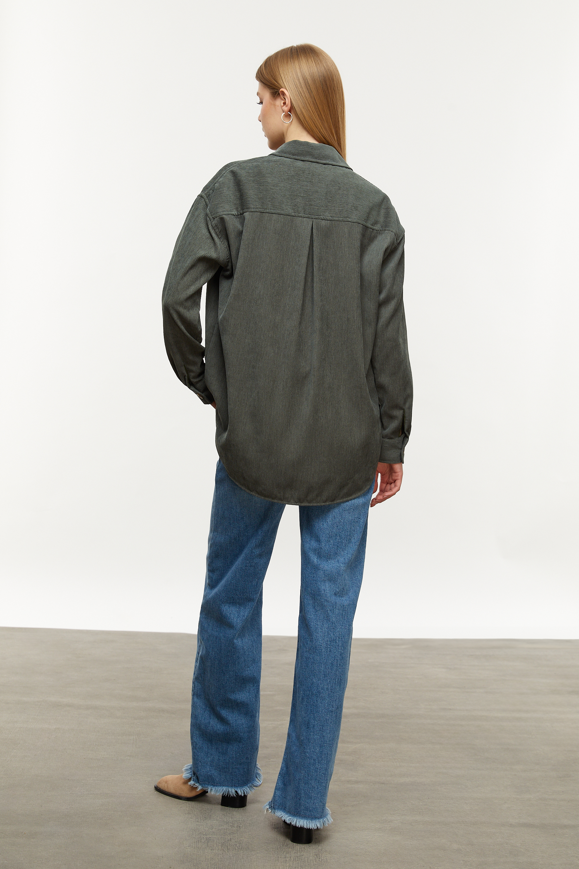 KADİFE DOKULU RAHAT KESİM GÖMLEK