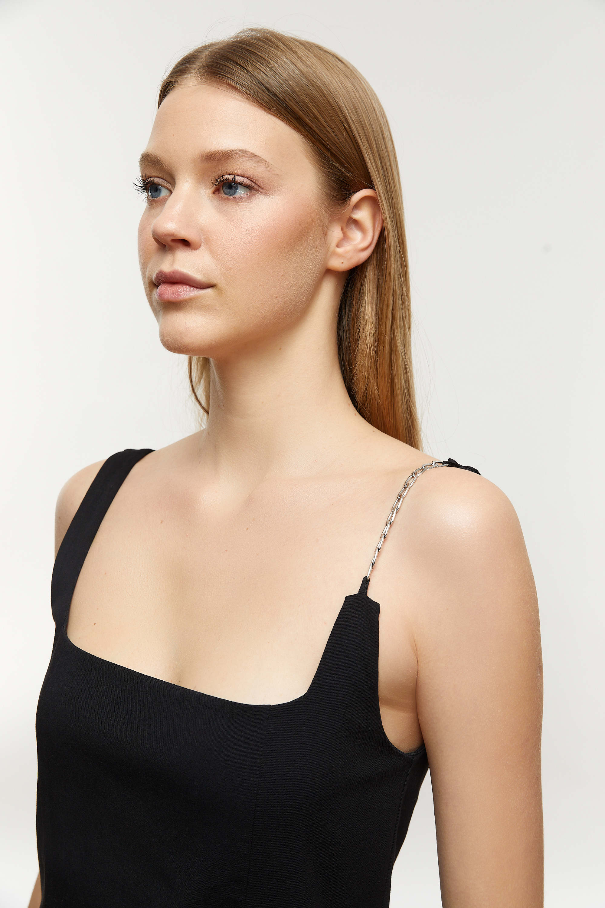 ZİNCİR DETAYLI MİNİ DAR ELBİSE