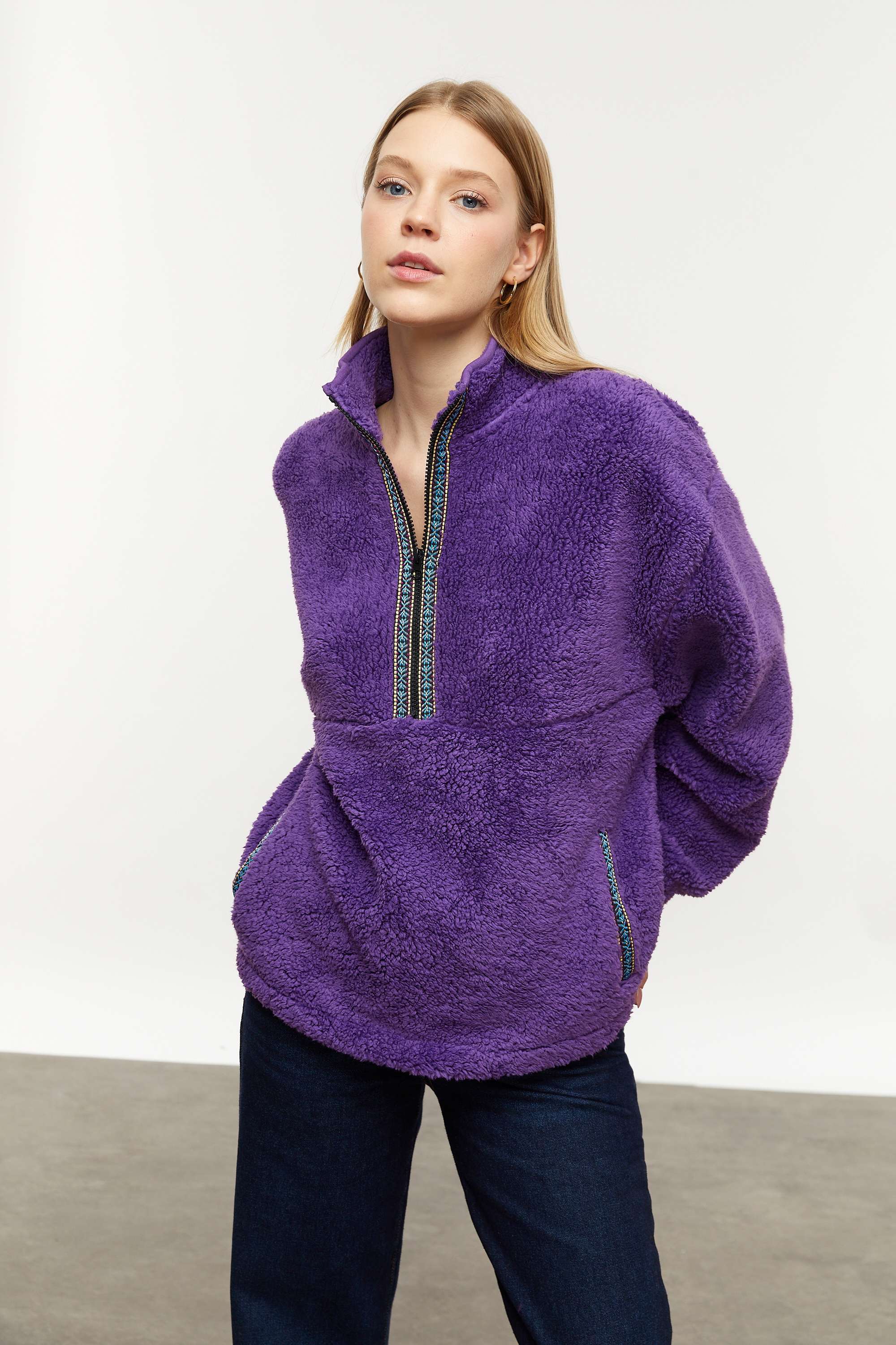 DİK YAKA PELÜŞ SWEATSHIRT