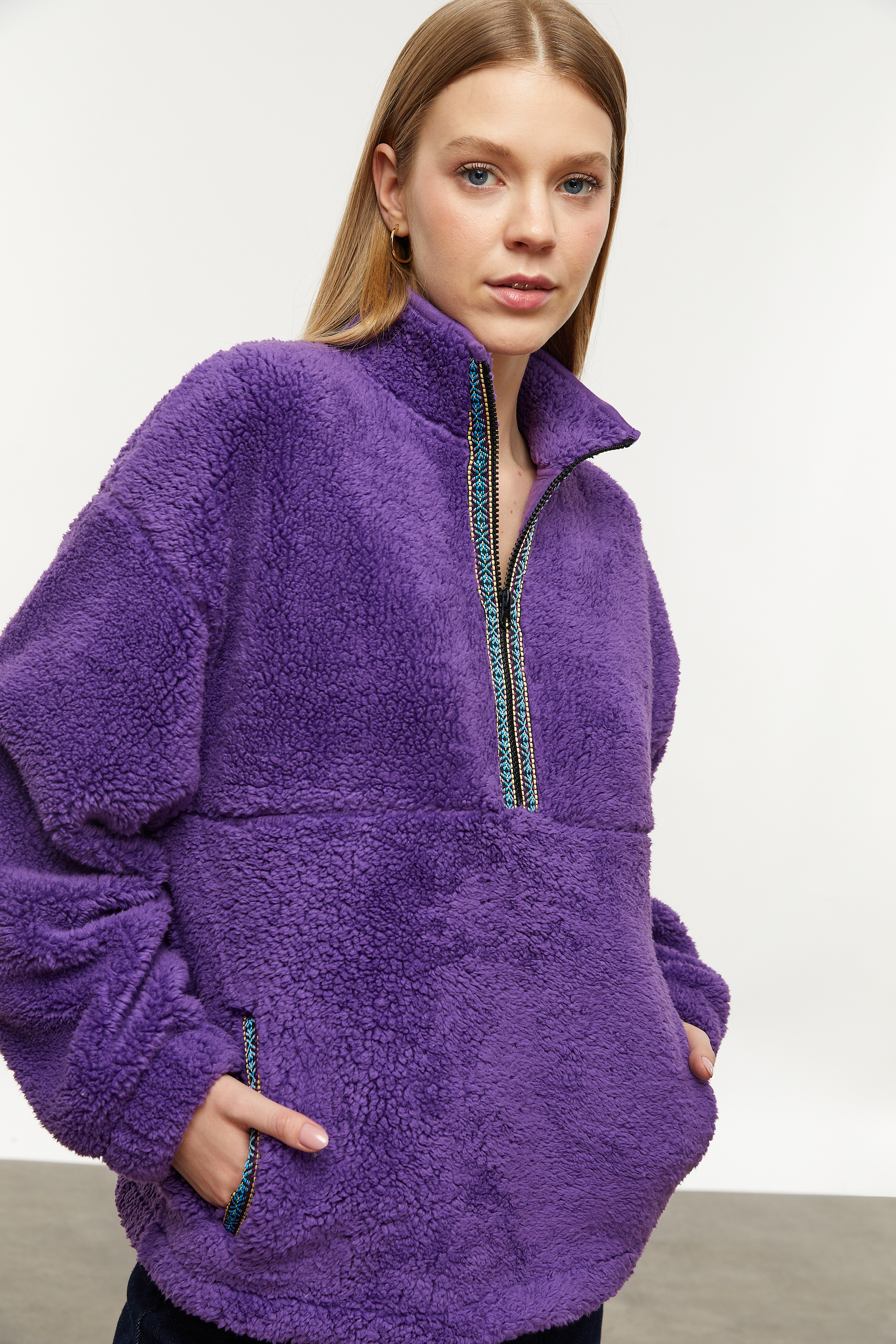 DİK YAKA PELÜŞ SWEATSHIRT