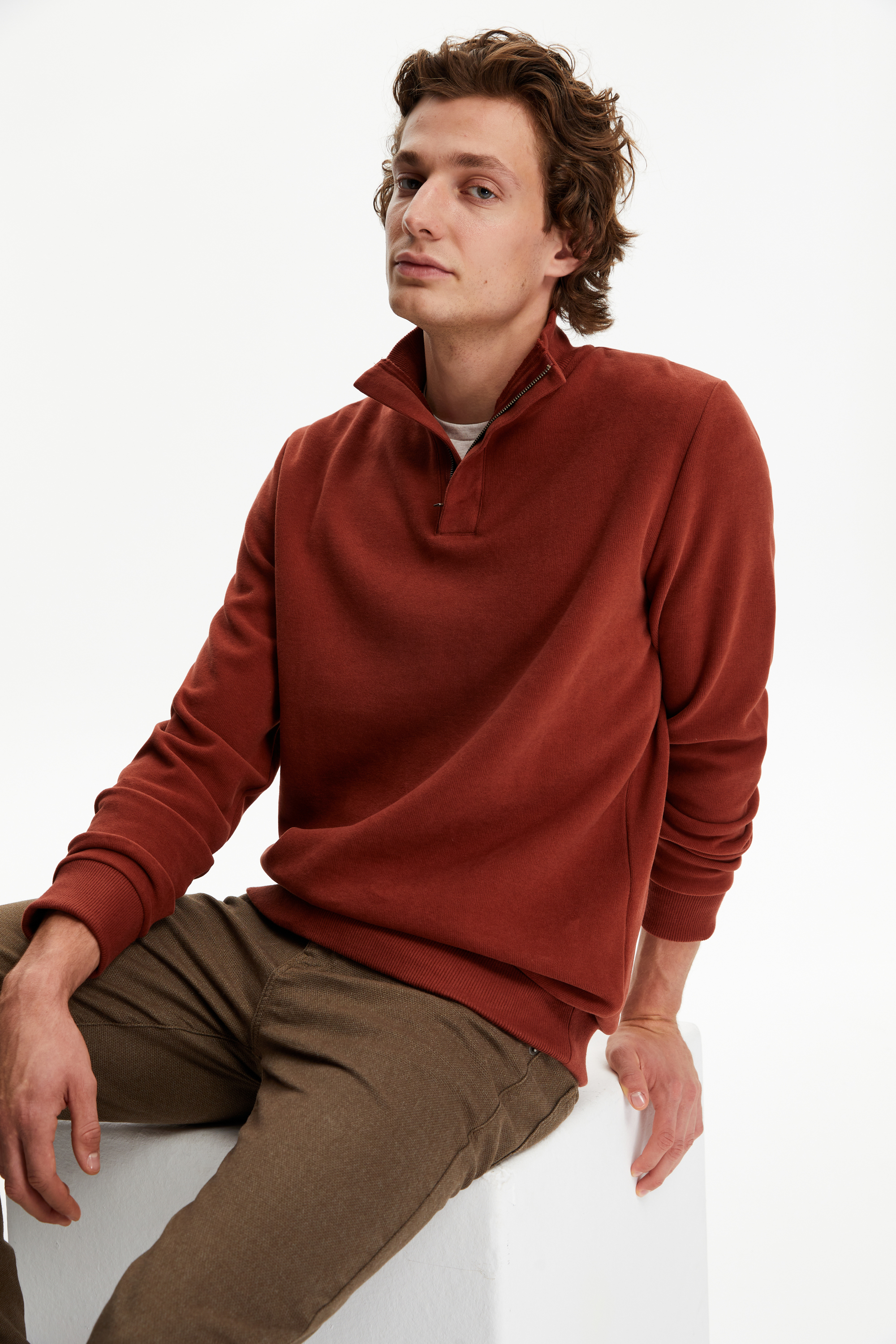 DİK YAKA SWEATSHIRT