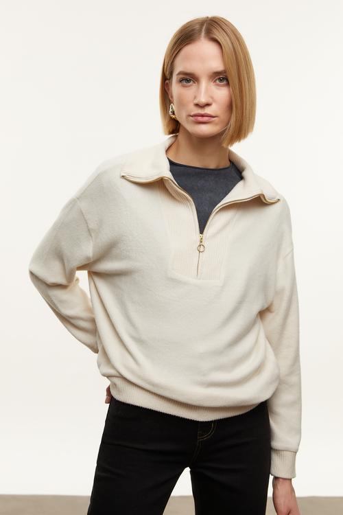  FERMUARLI DETAYLI DİK YAKA KAZAK