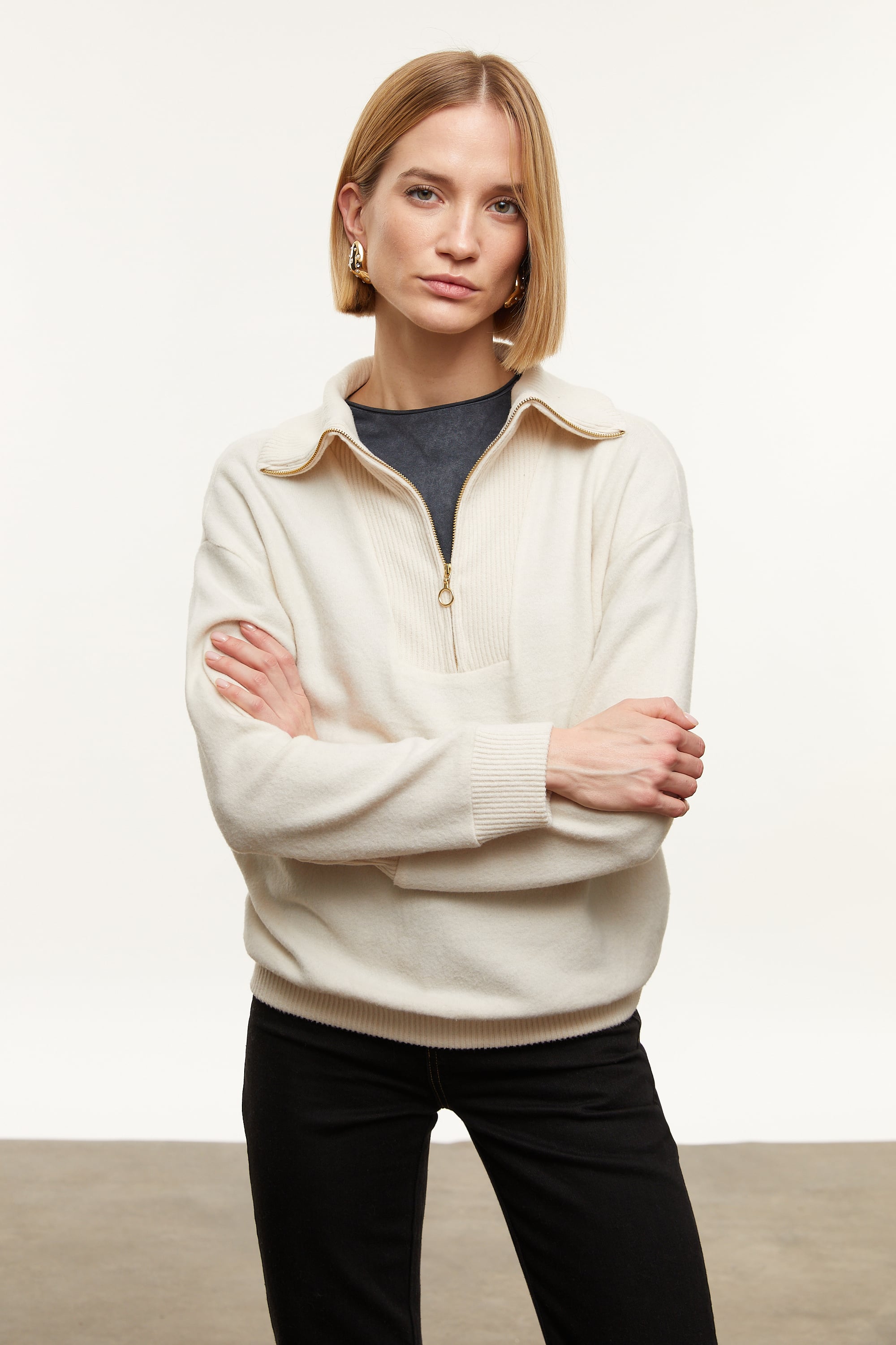 FERMUARLI DETAYLI DİK YAKA KAZAK