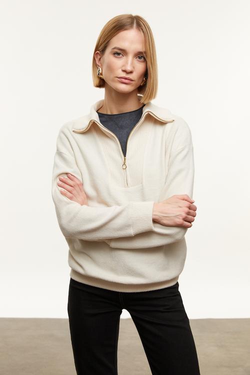  FERMUARLI DETAYLI DİK YAKA KAZAK