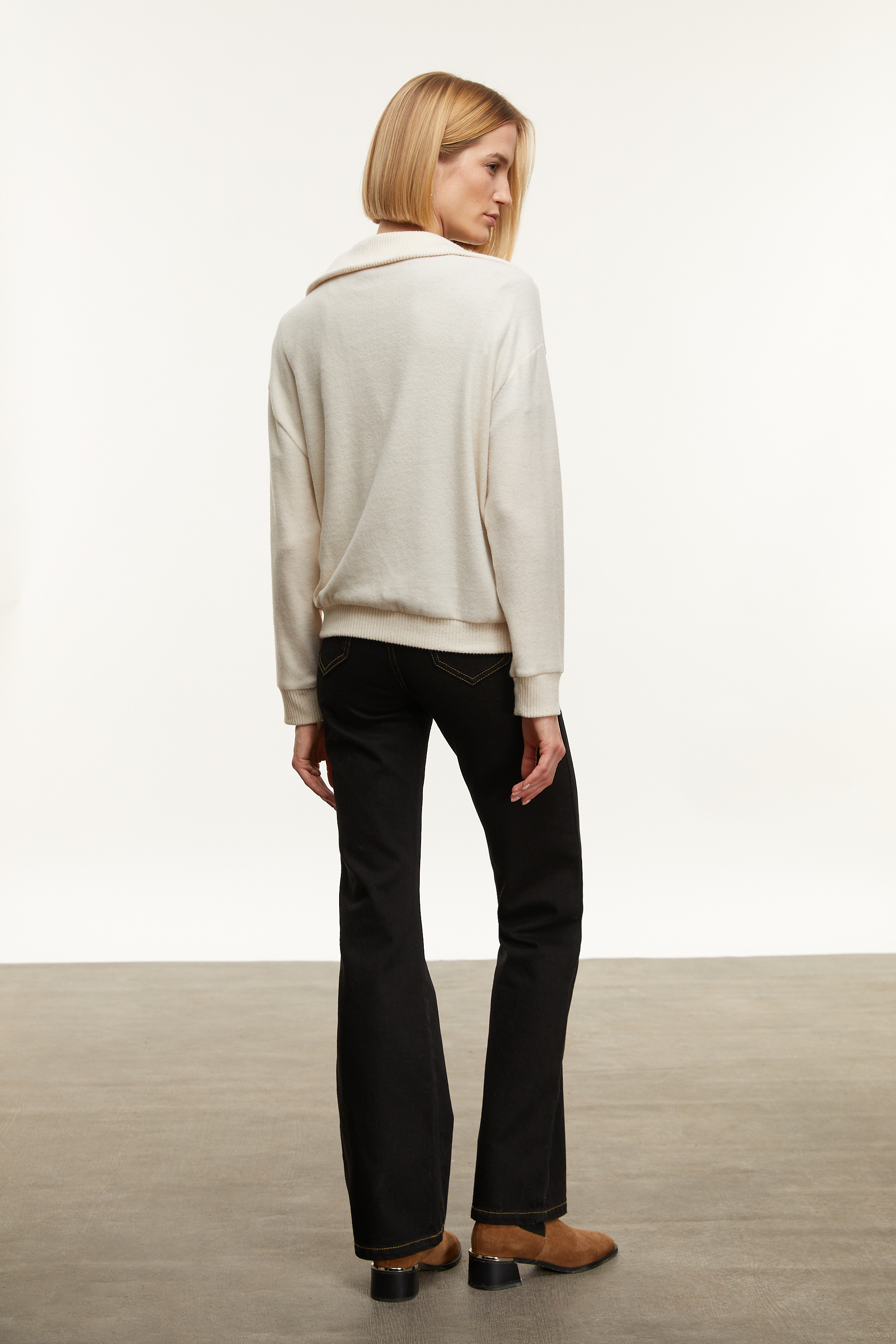 FERMUARLI DETAYLI DİK YAKA KAZAK