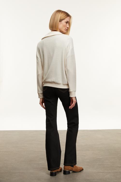  FERMUARLI DETAYLI DİK YAKA KAZAK