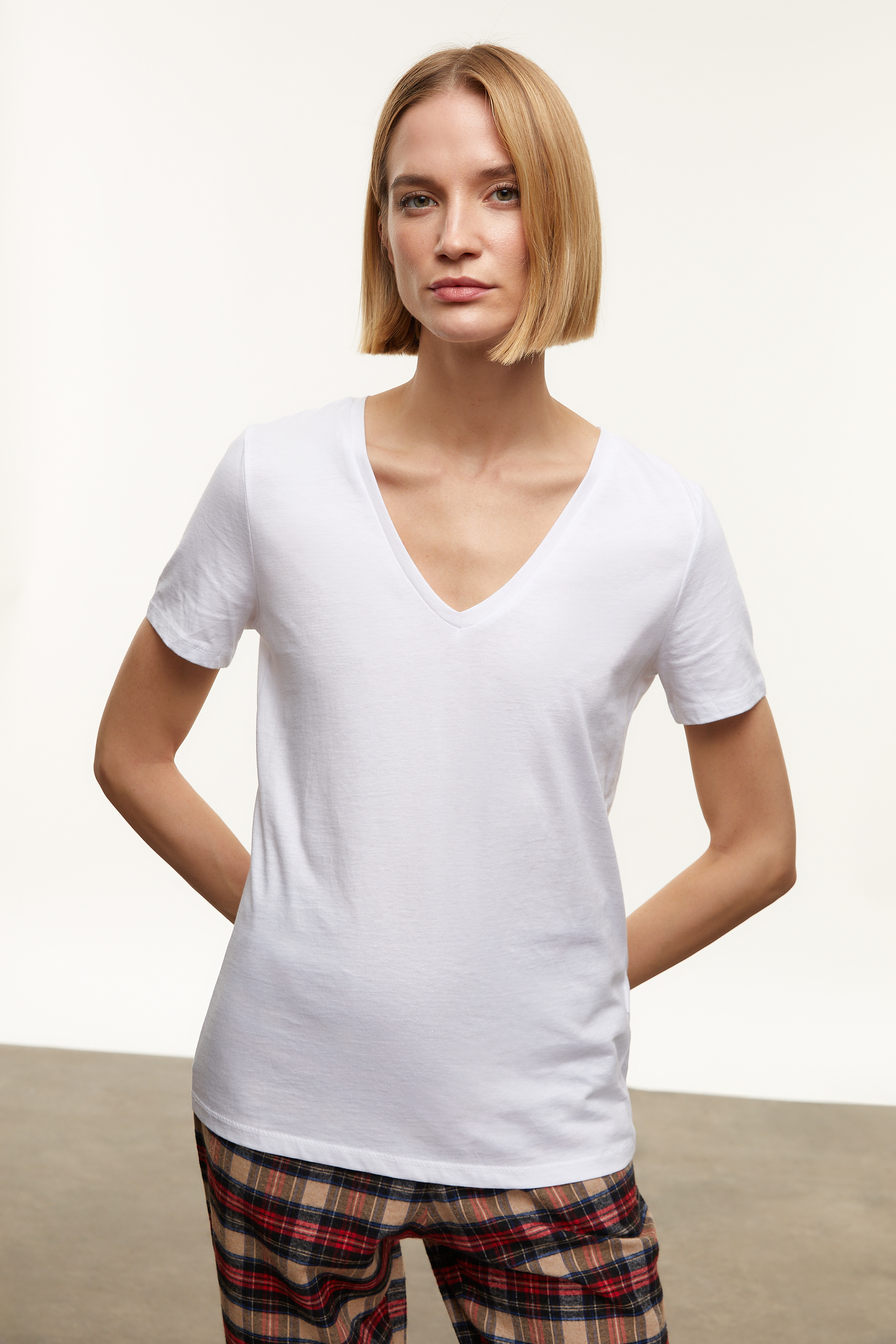 V YAKA KISA KOLLU T-SHIRT