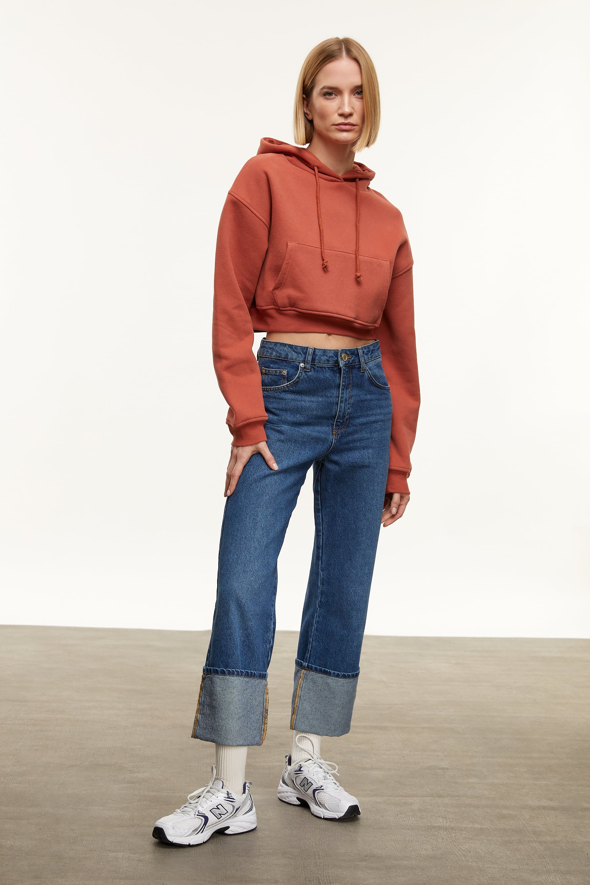 KAPÜŞONLU CROP SWEATSHIRT