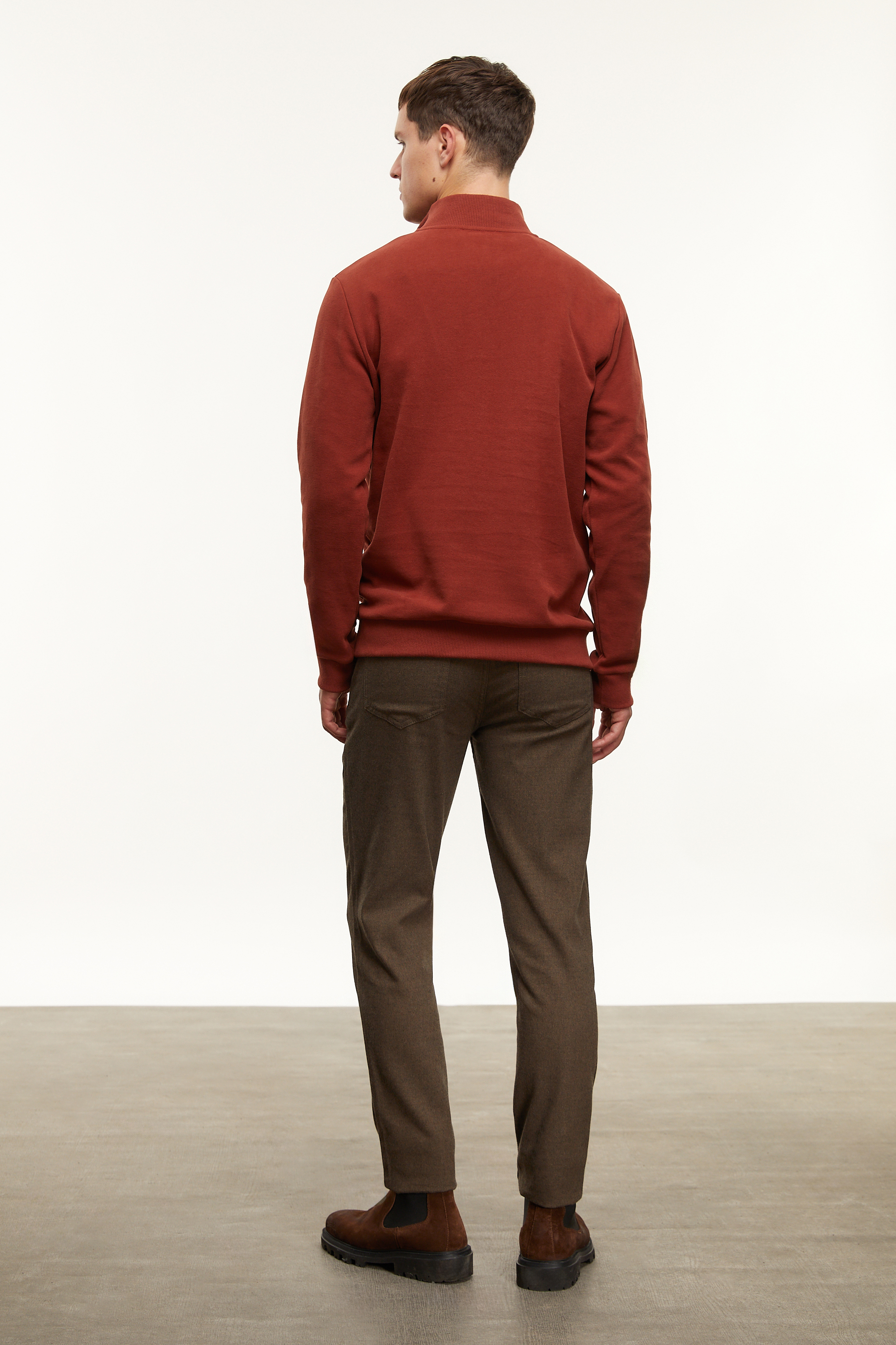 DİK YAKA SWEATSHIRT