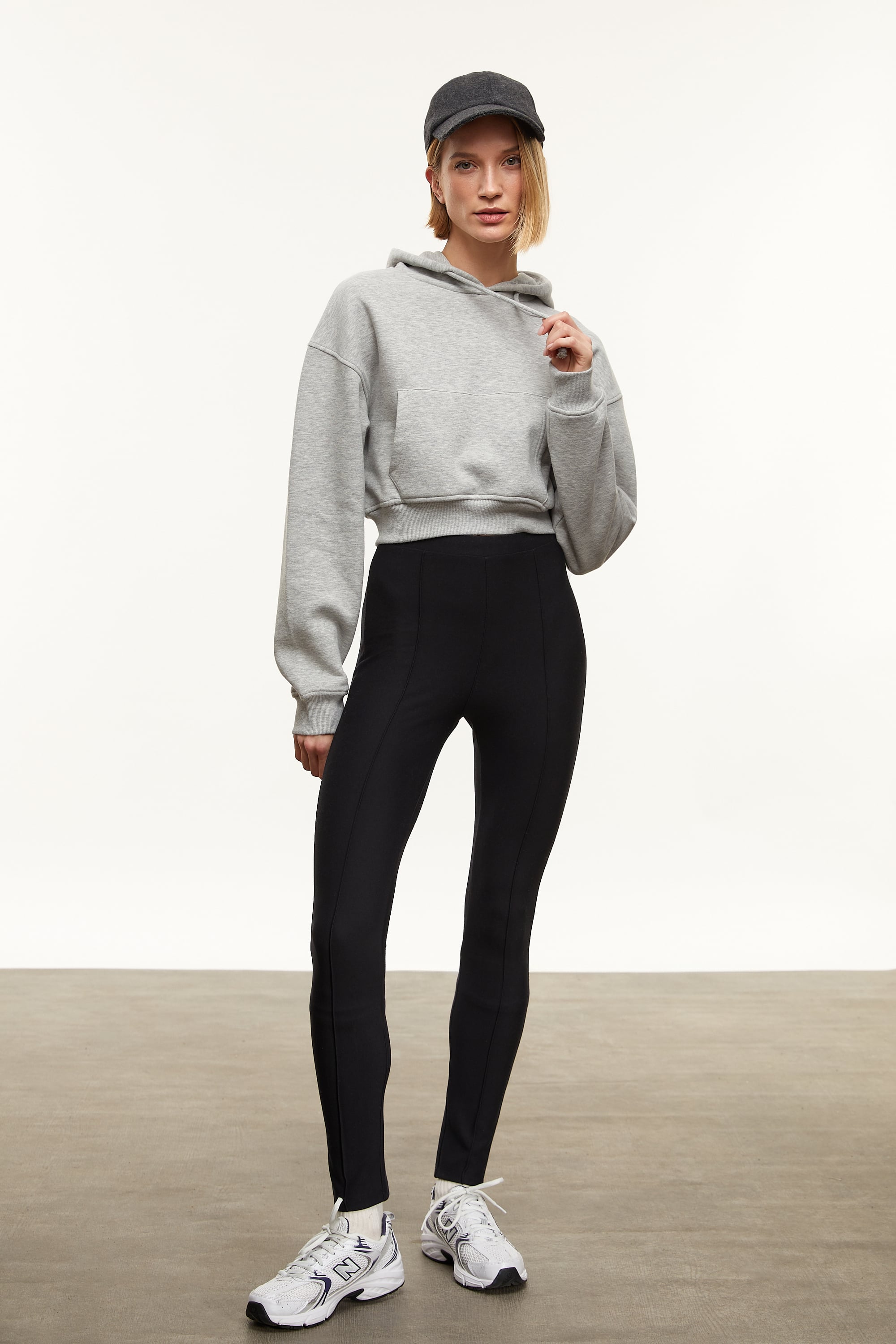 KAPÜŞONLU CROP SWEATSHIRT