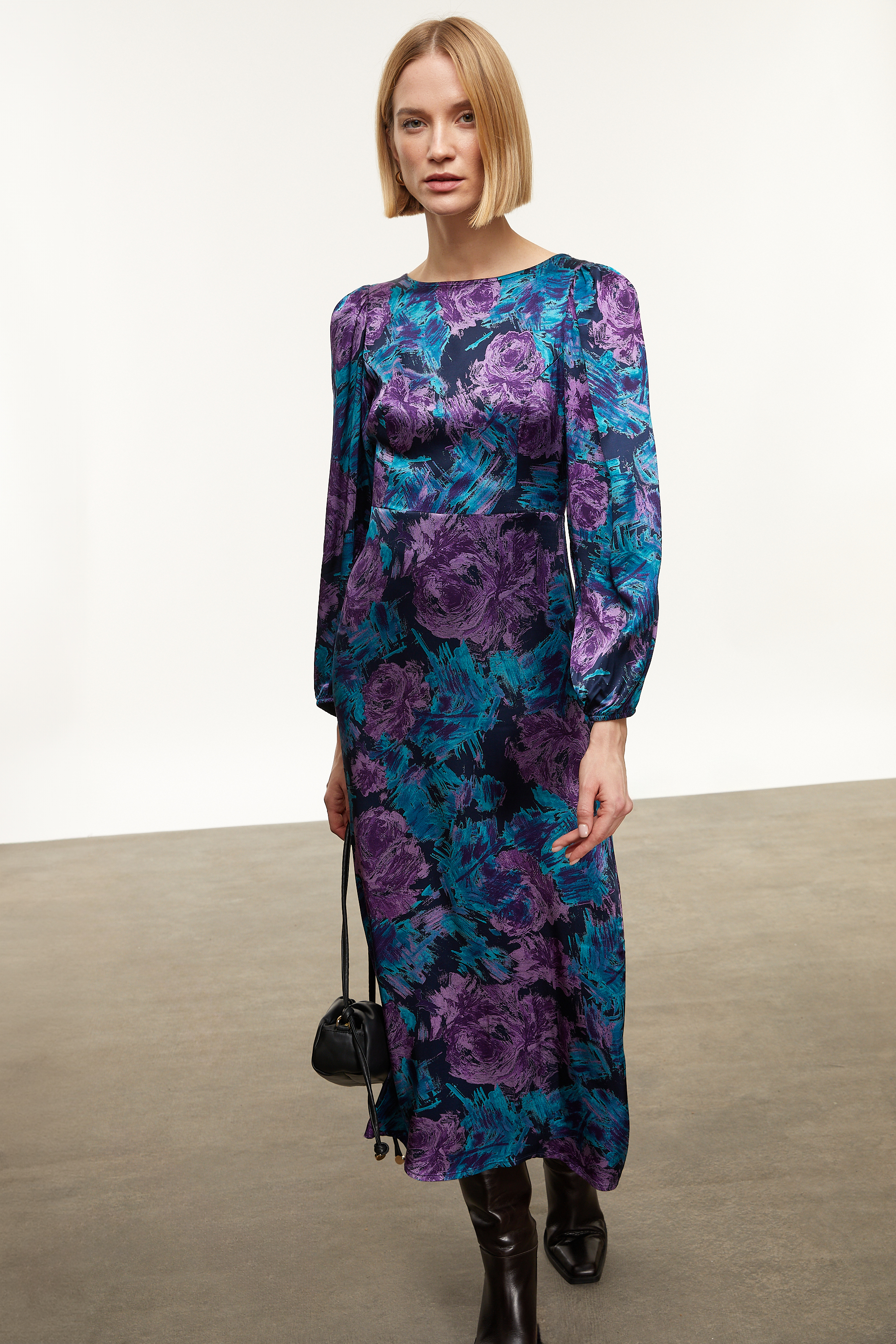 SATEN GÖRÜNÜMLÜ SIRT DEKOLTELİ UZUN ELBİSE