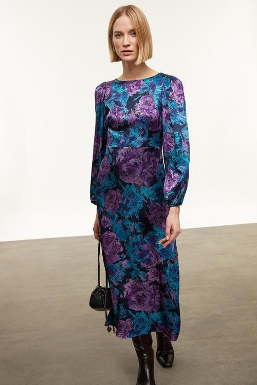  SATEN GÖRÜNÜMLÜ SIRT DEKOLTELİ UZUN ELBİSE