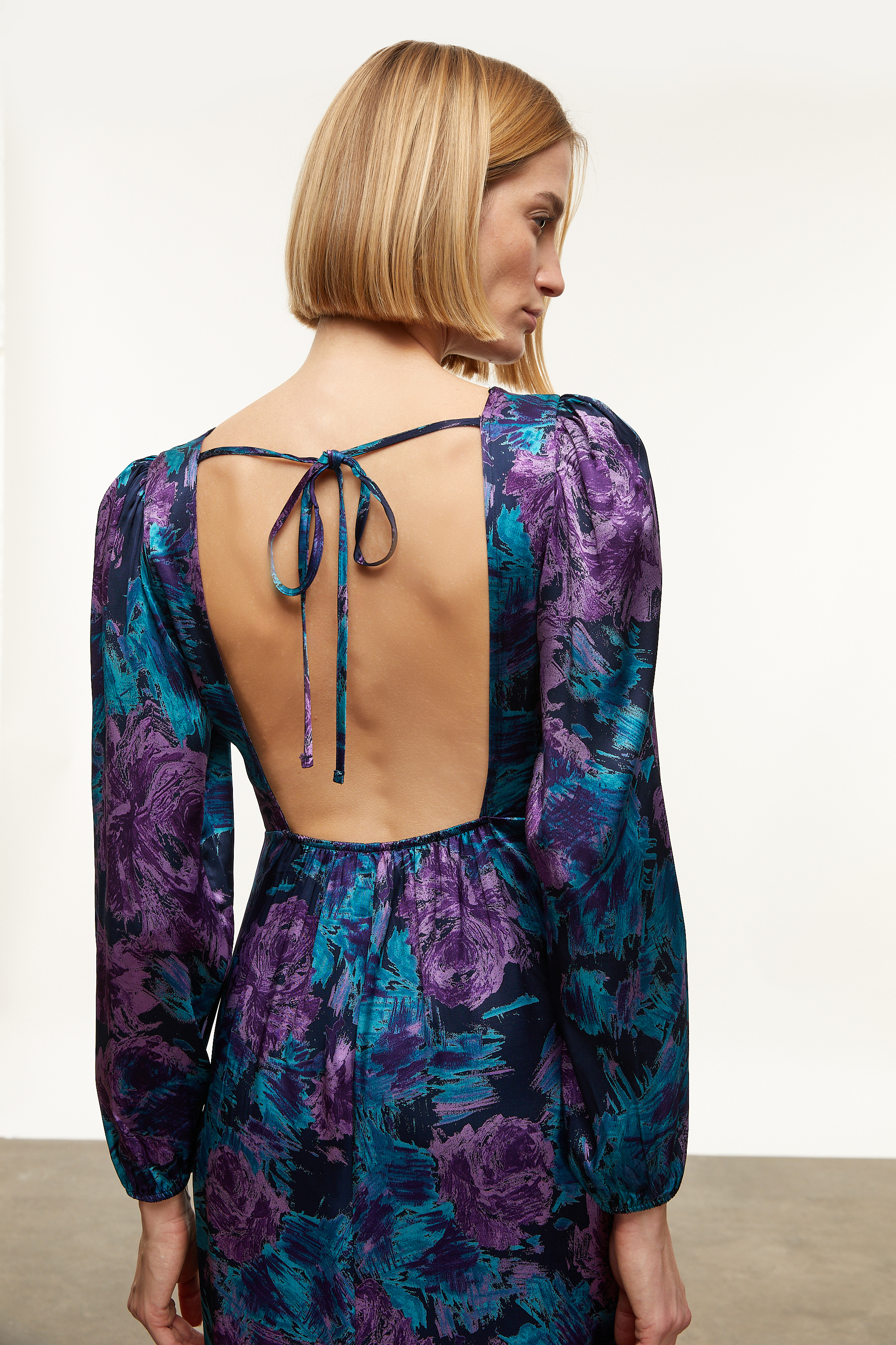 SATEN GÖRÜNÜMLÜ SIRT DEKOLTELİ UZUN ELBİSE