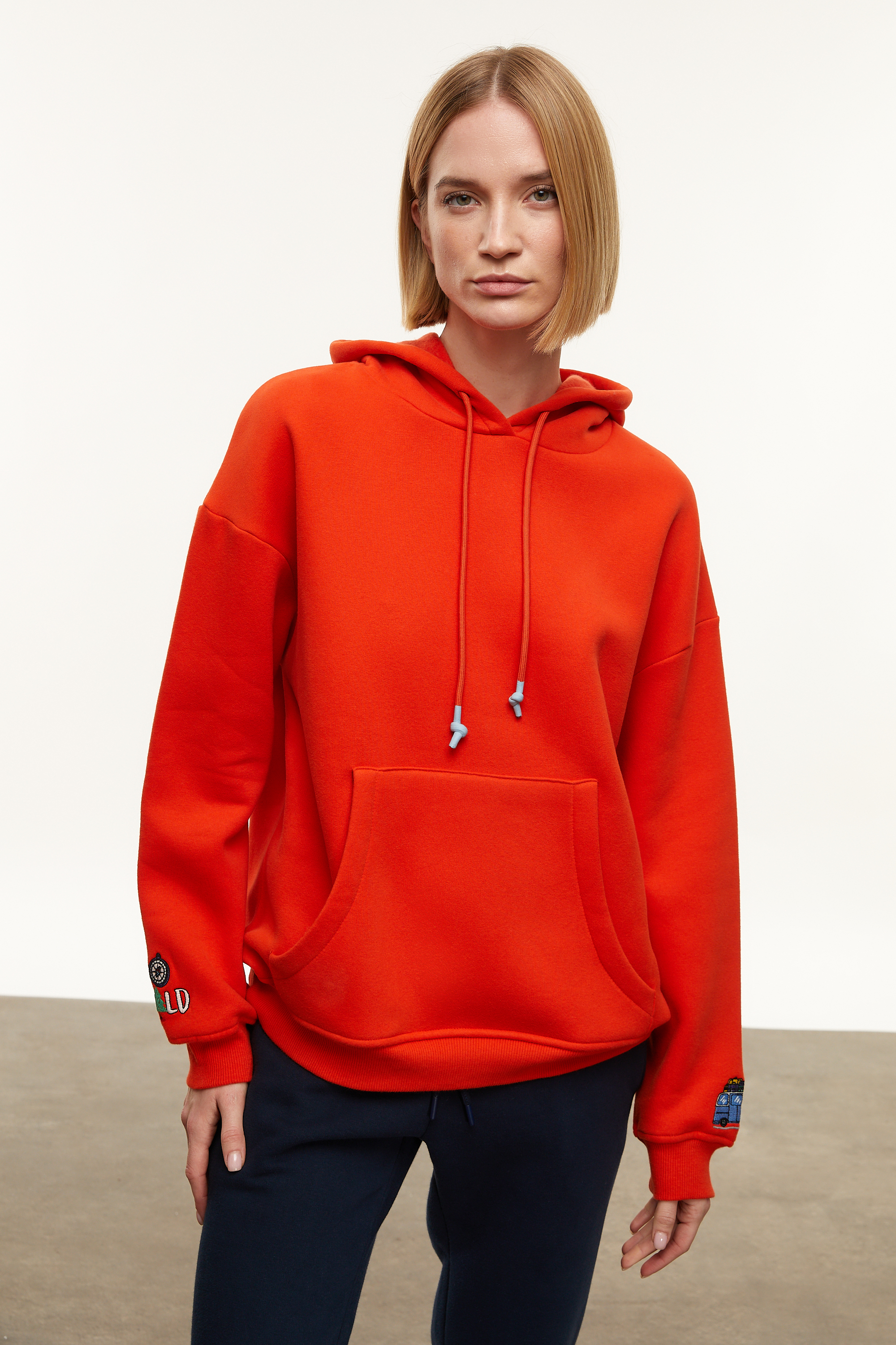 NAKIŞLI KAPÜŞONLU SWEATSHIRT