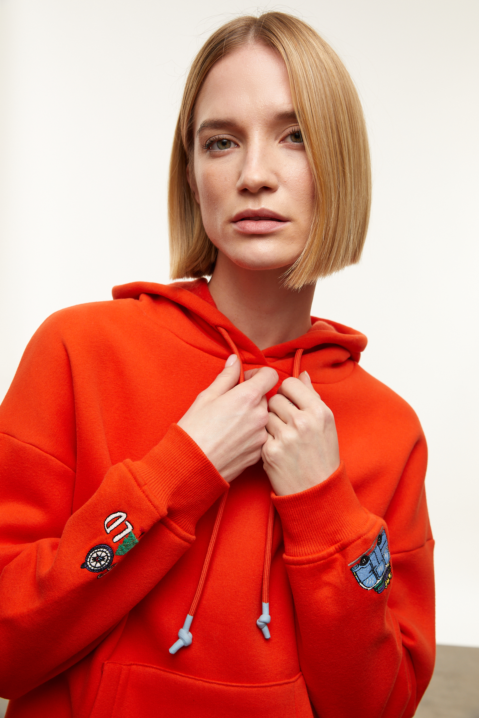 NAKIŞLI KAPÜŞONLU SWEATSHIRT