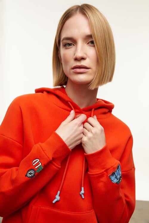  NAKIŞLI KAPÜŞONLU SWEATSHIRT