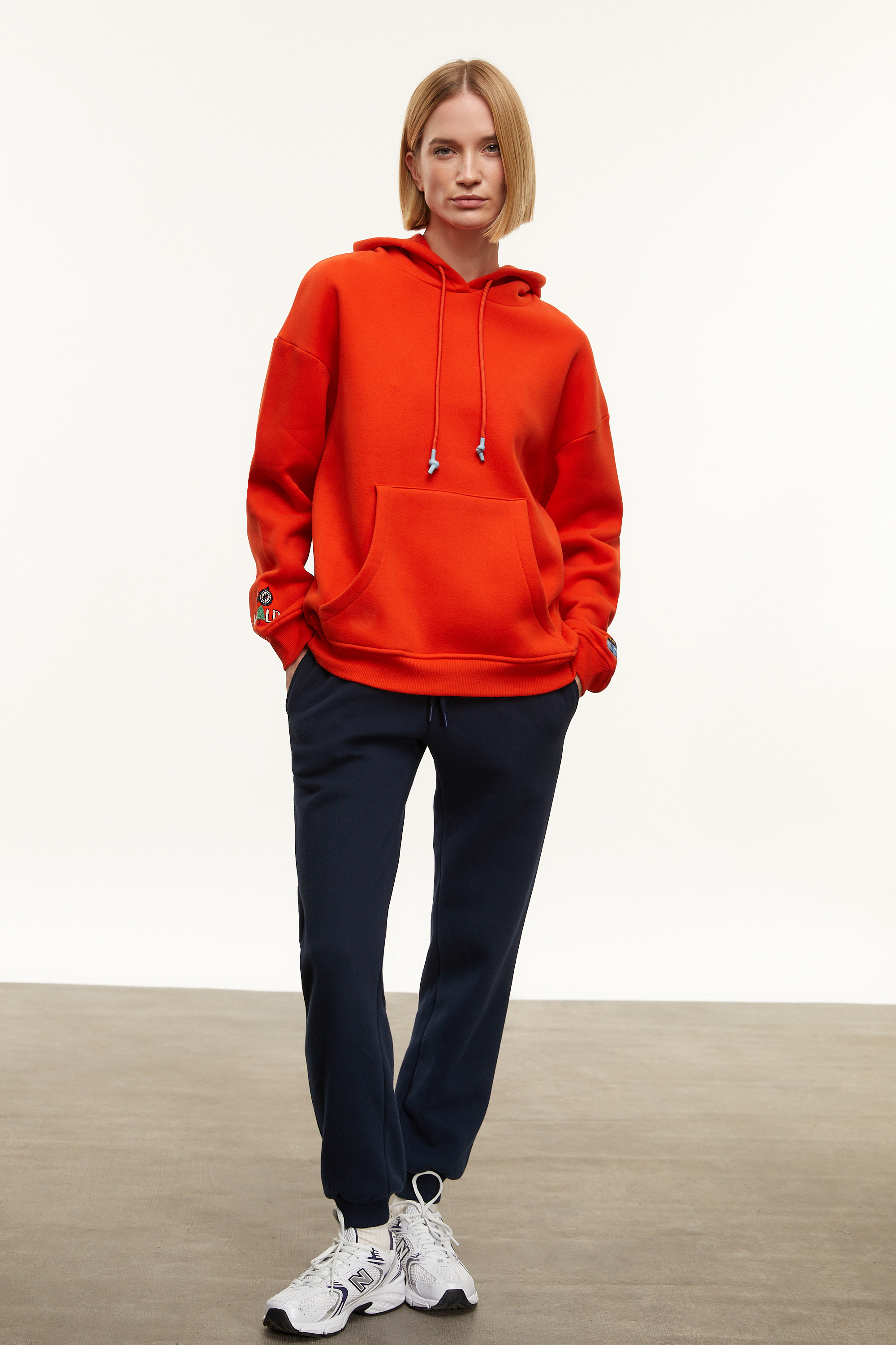 NAKIŞLI KAPÜŞONLU SWEATSHIRT