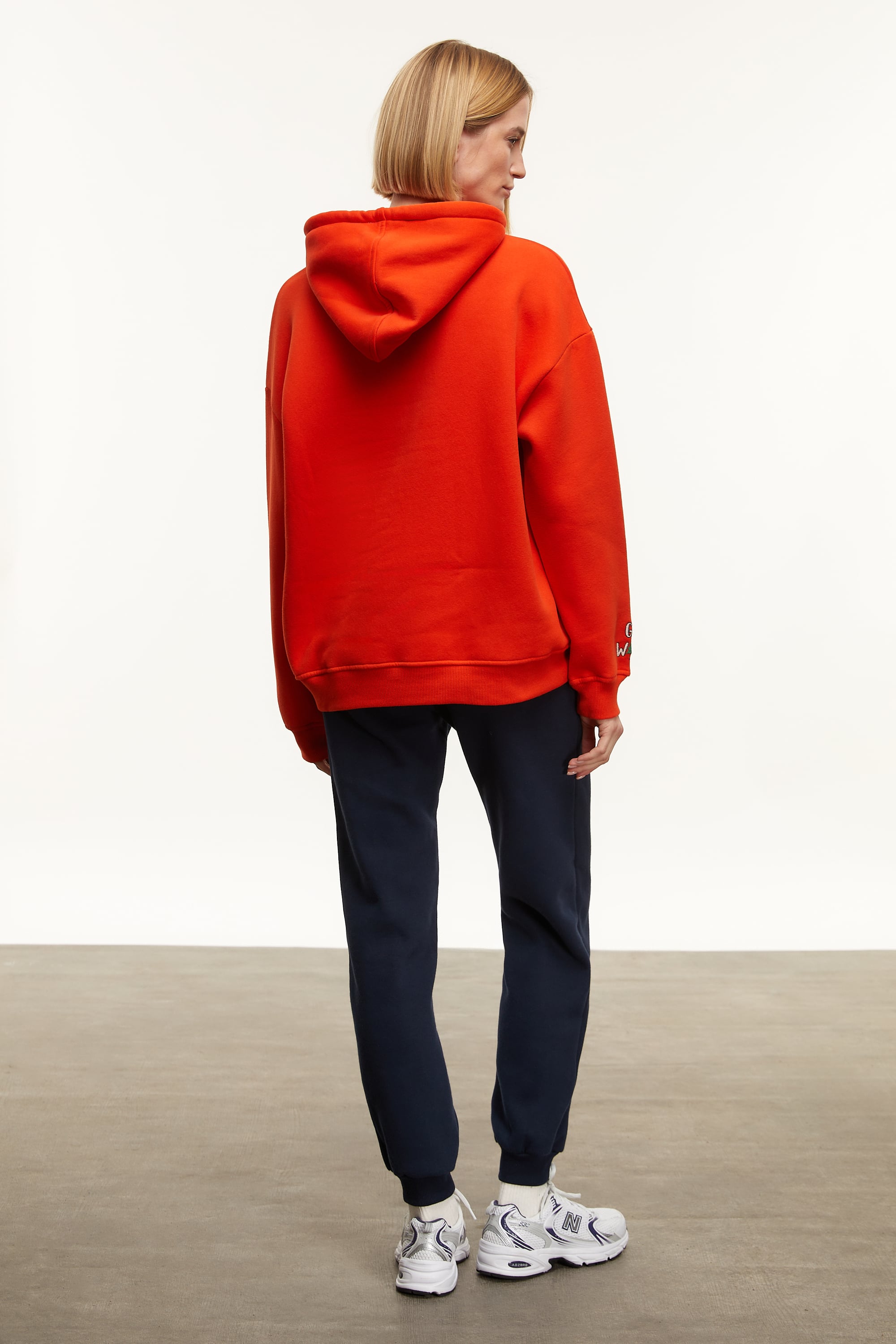 NAKIŞLI KAPÜŞONLU SWEATSHIRT