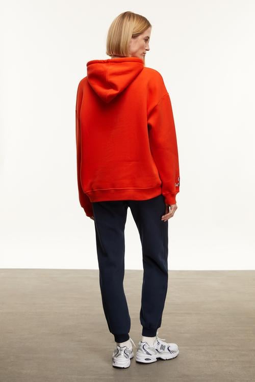  NAKIŞLI KAPÜŞONLU SWEATSHIRT