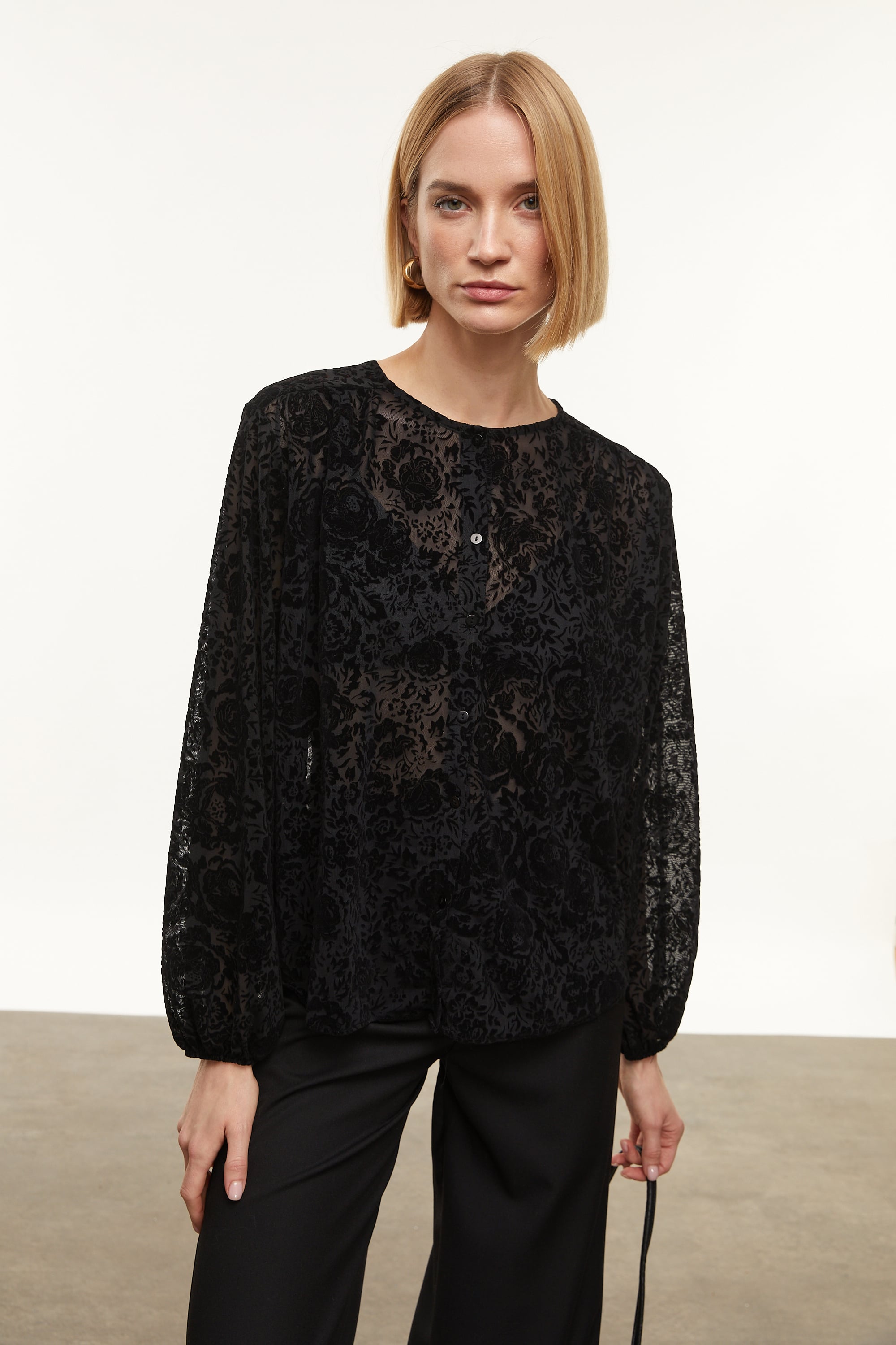 ÇİÇEKLİ TRANSPARAN GÖMLEK