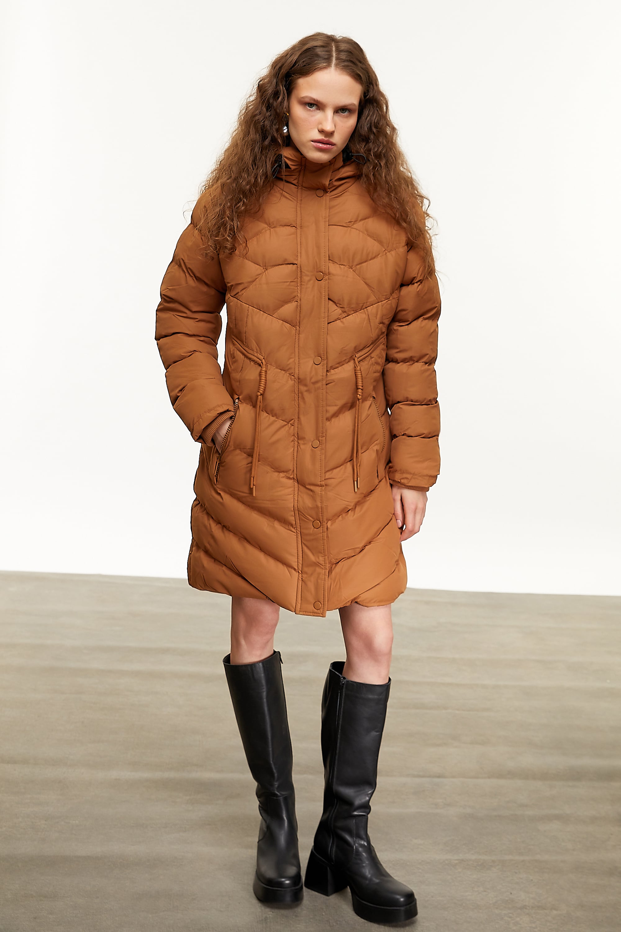 KAPİTONELİ KAPÜŞONLU ŞİŞME MONT