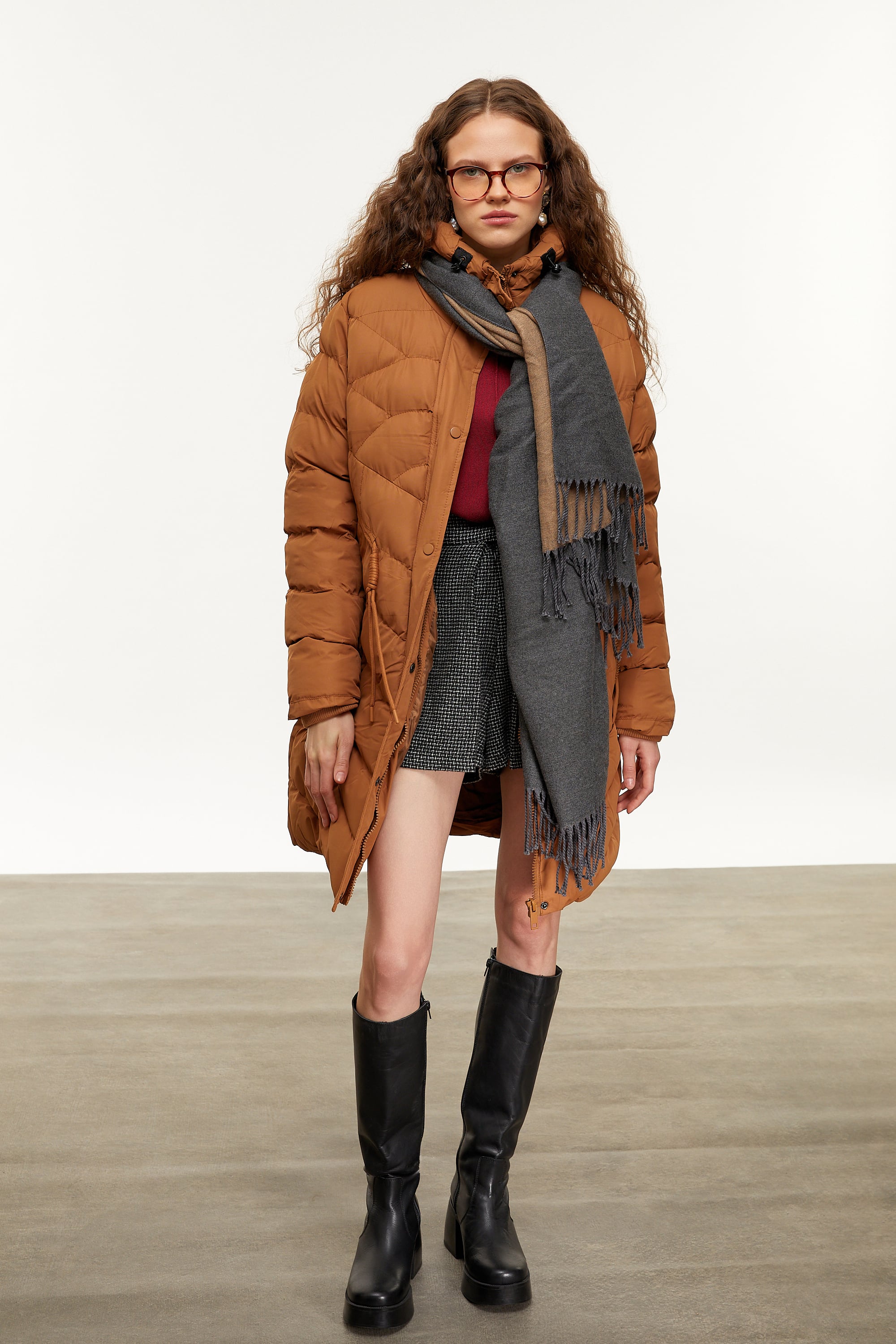 KAPİTONELİ KAPÜŞONLU ŞİŞME MONT