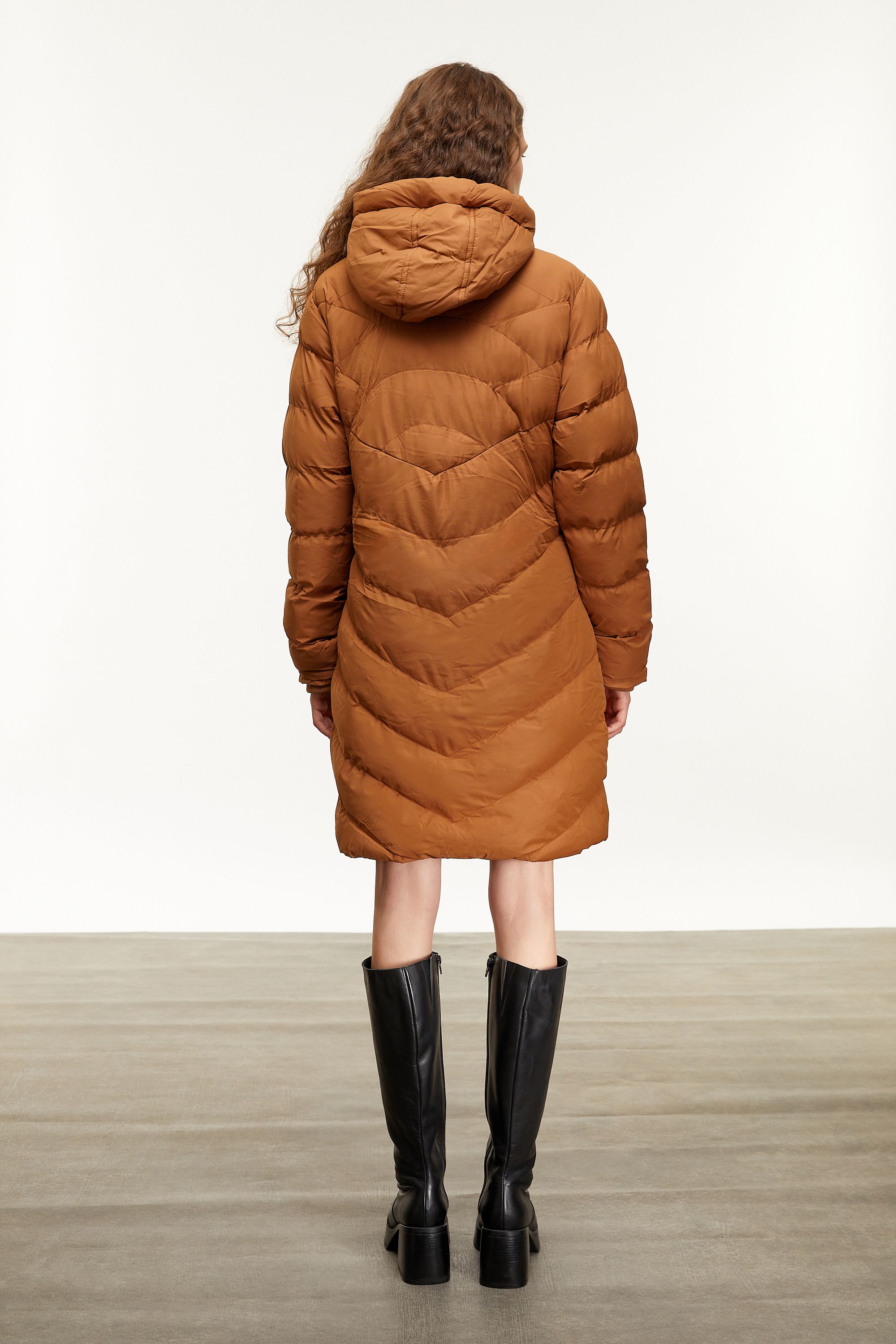 KAPİTONELİ KAPÜŞONLU ŞİŞME MONT