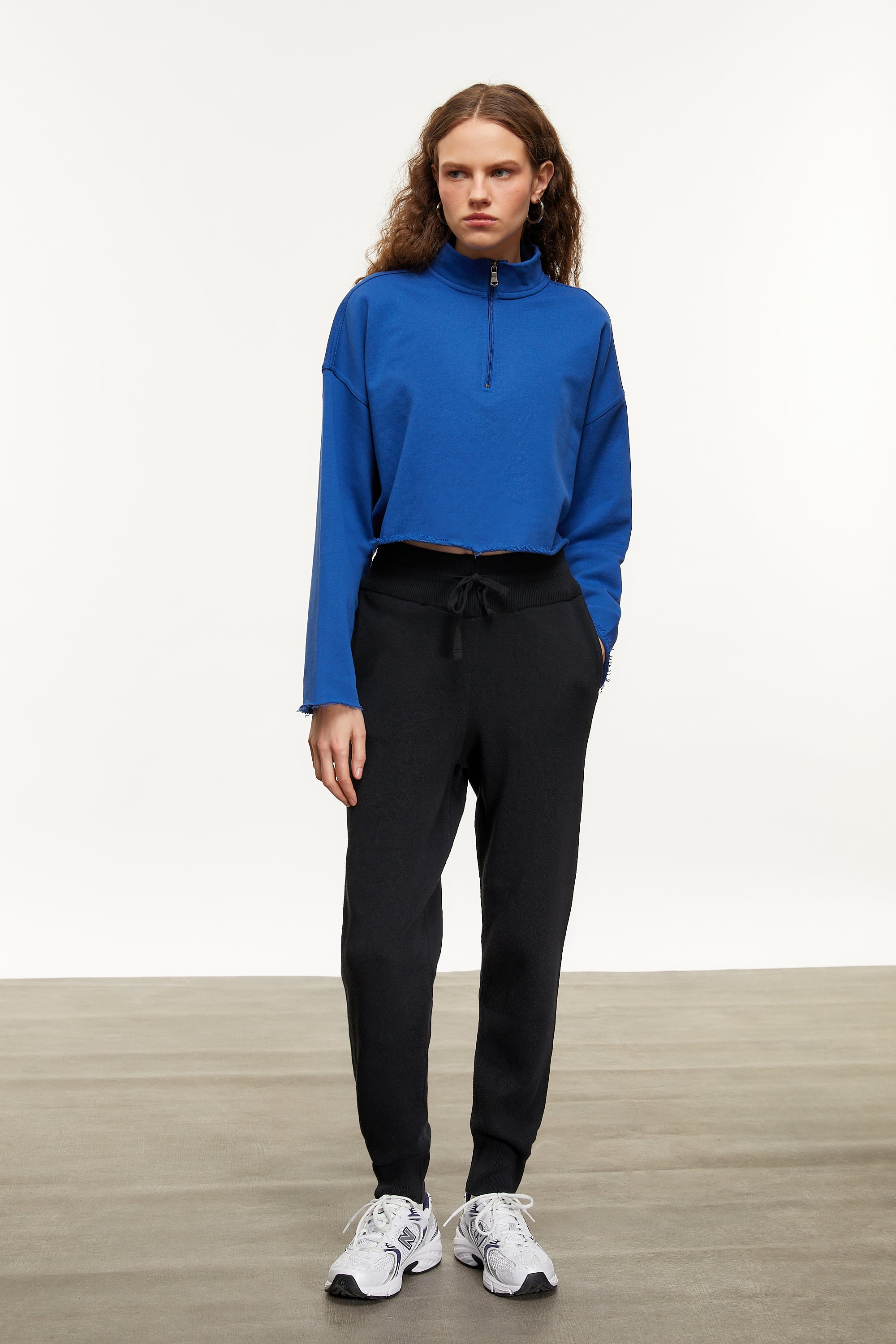 DİK YAKA YARIM FERMUARLI SWEATSHIRT