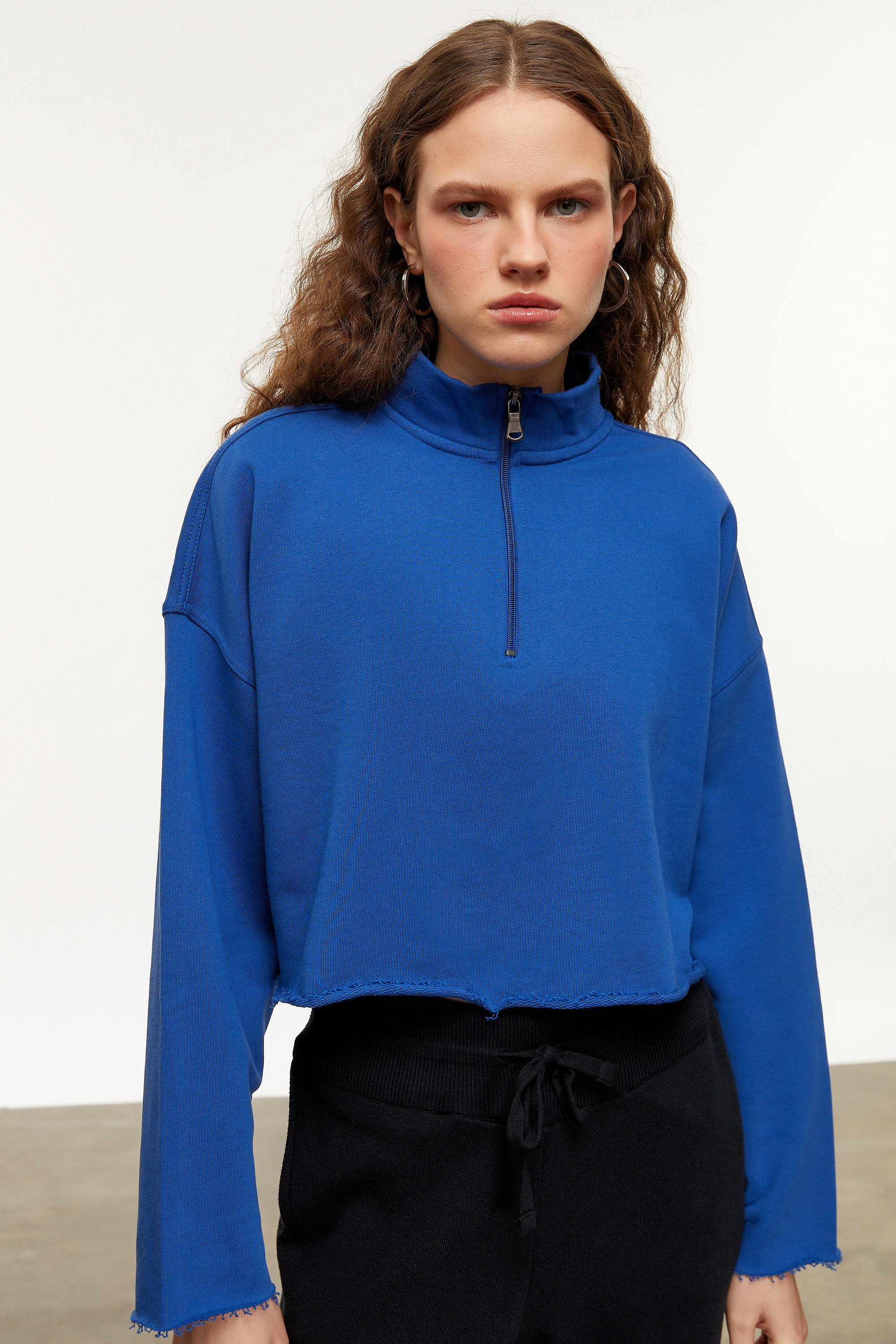 DİK YAKA YARIM FERMUARLI SWEATSHIRT