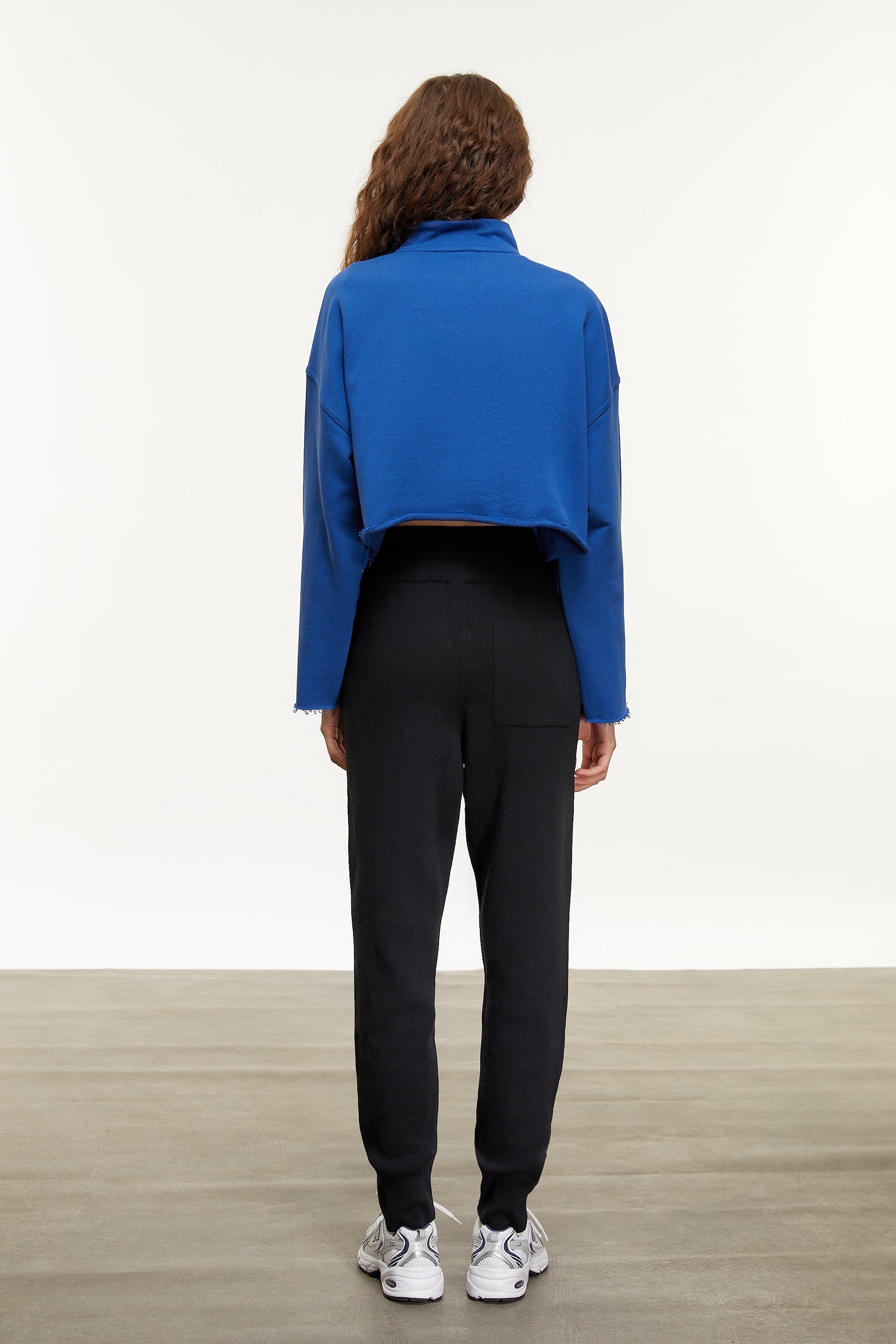 DİK YAKA YARIM FERMUARLI SWEATSHIRT