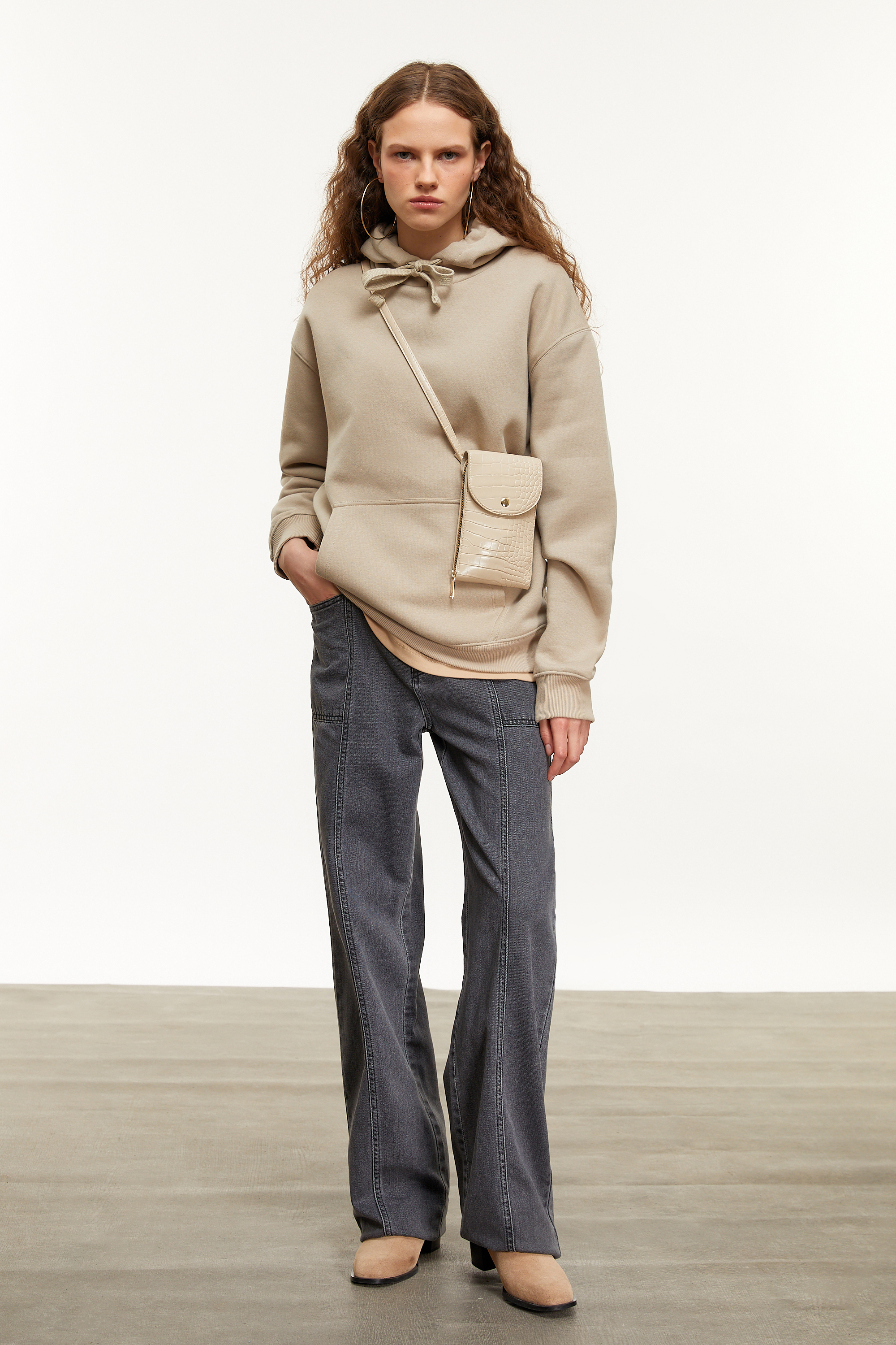 KAPÜŞONLU SWEATSHIRT