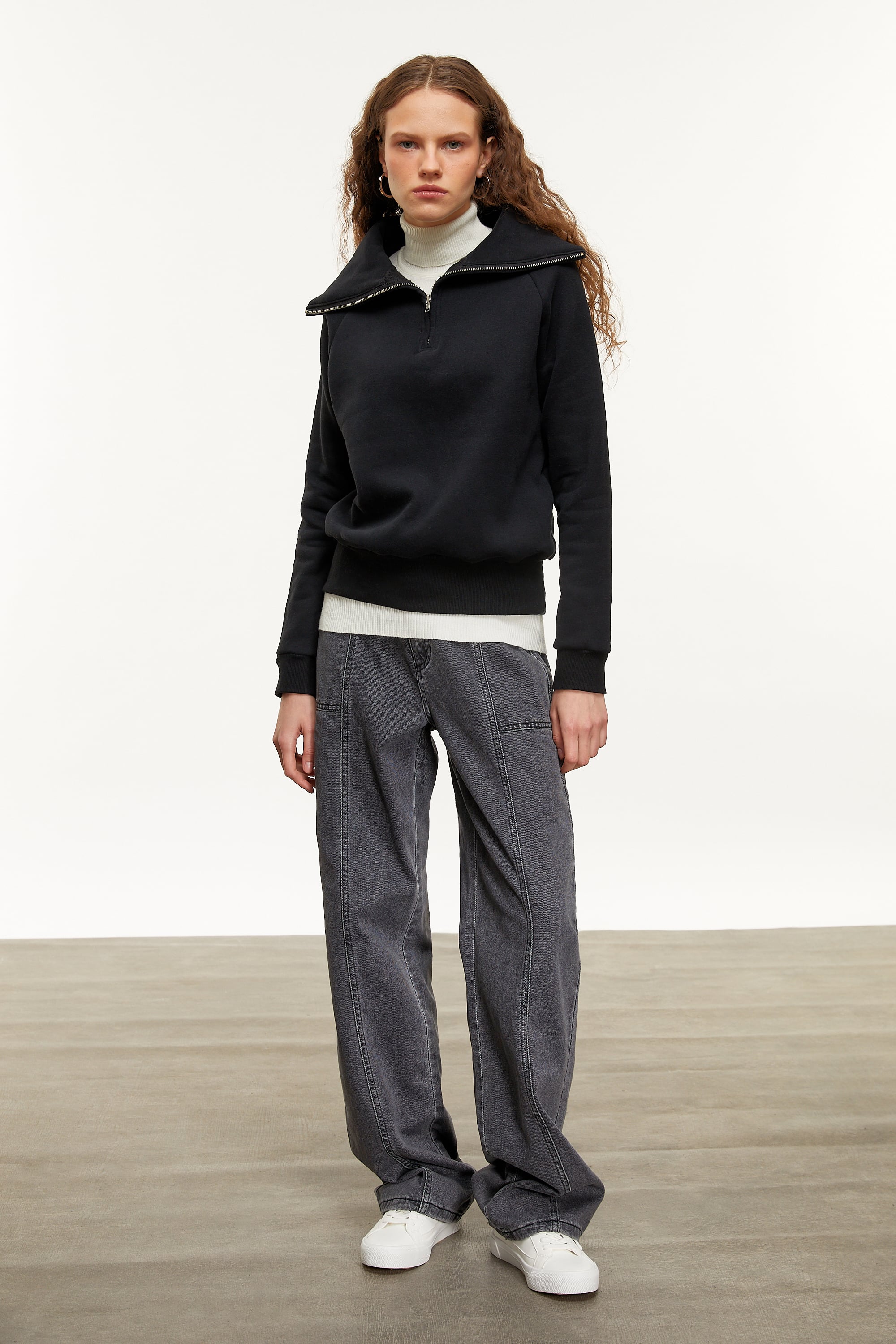 FERMUAR DETAYLI DİK YAKA SWEATSHIRT